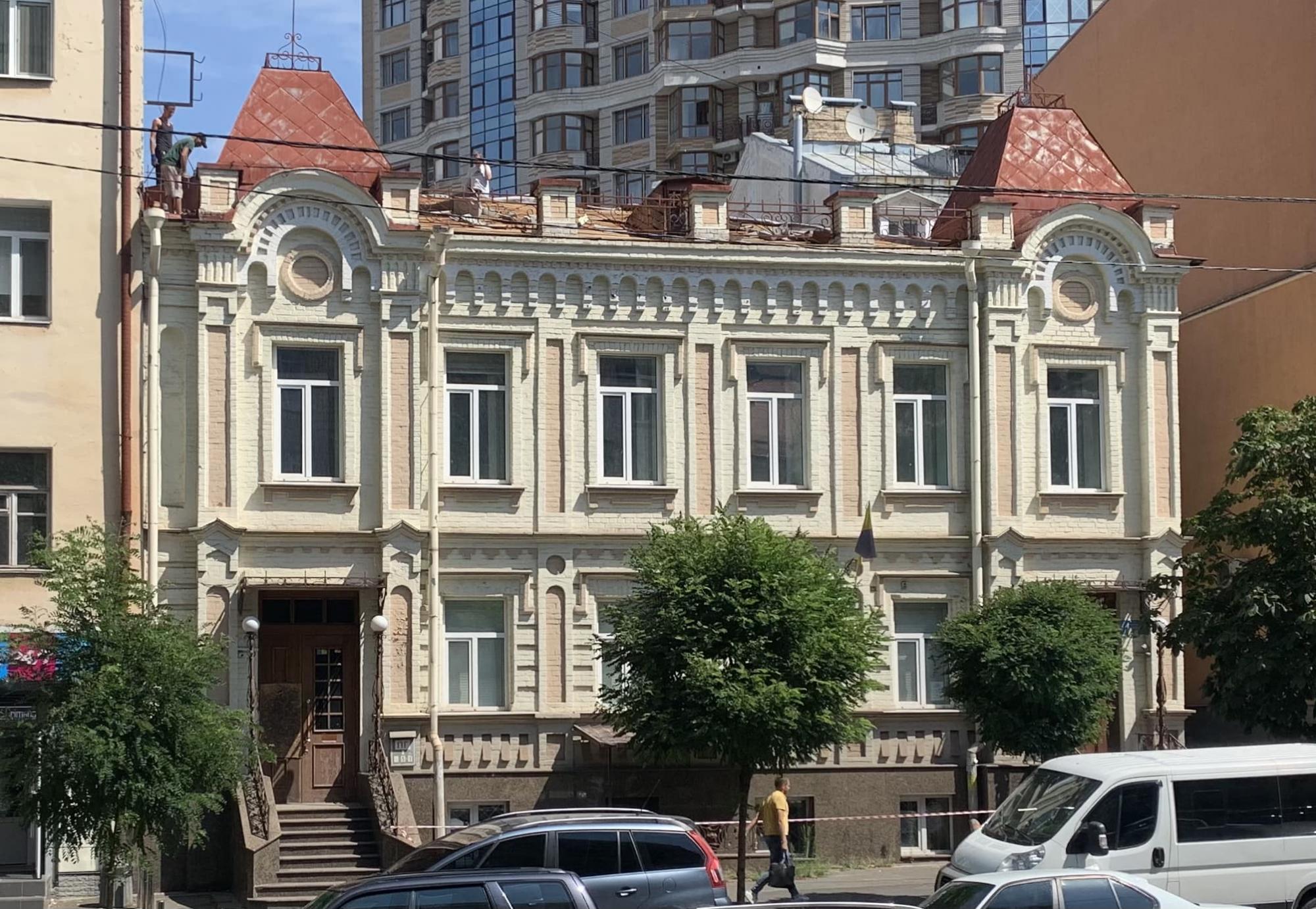 У центрі Києва незаконно руйнують садибу ХІХ століття: що відомо