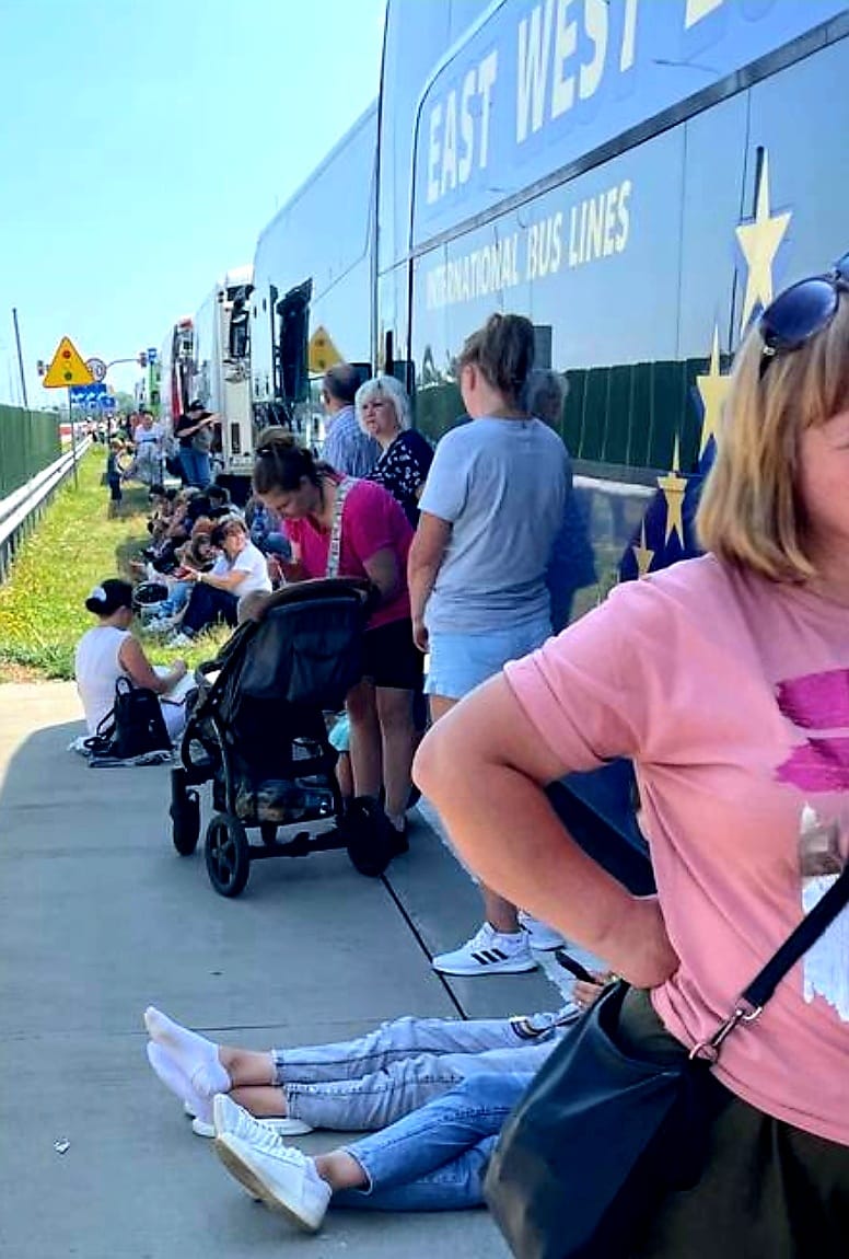 Черги з автобусів на 15 годин. Скільки людей виїхали з України за останні дні