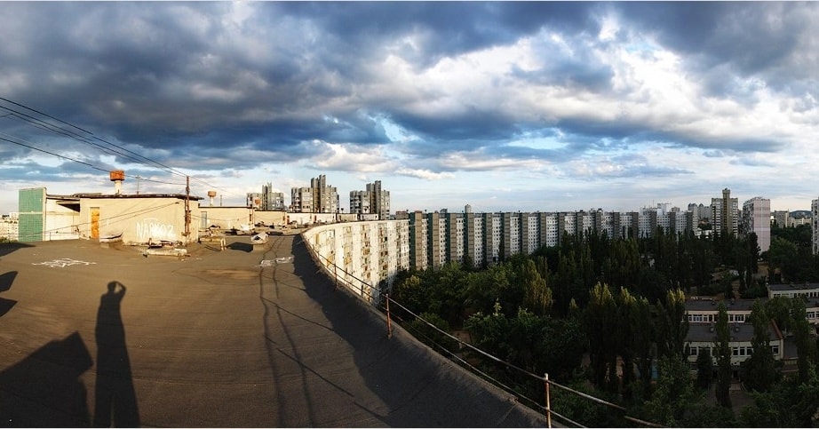 У Києві показали унікальний будинок, який має дві адреси та 24 під'їзди (фото)