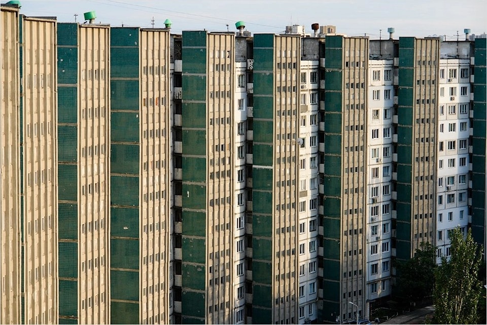 У Києві показали унікальний будинок, який має дві адреси та 24 під'їзди (фото)