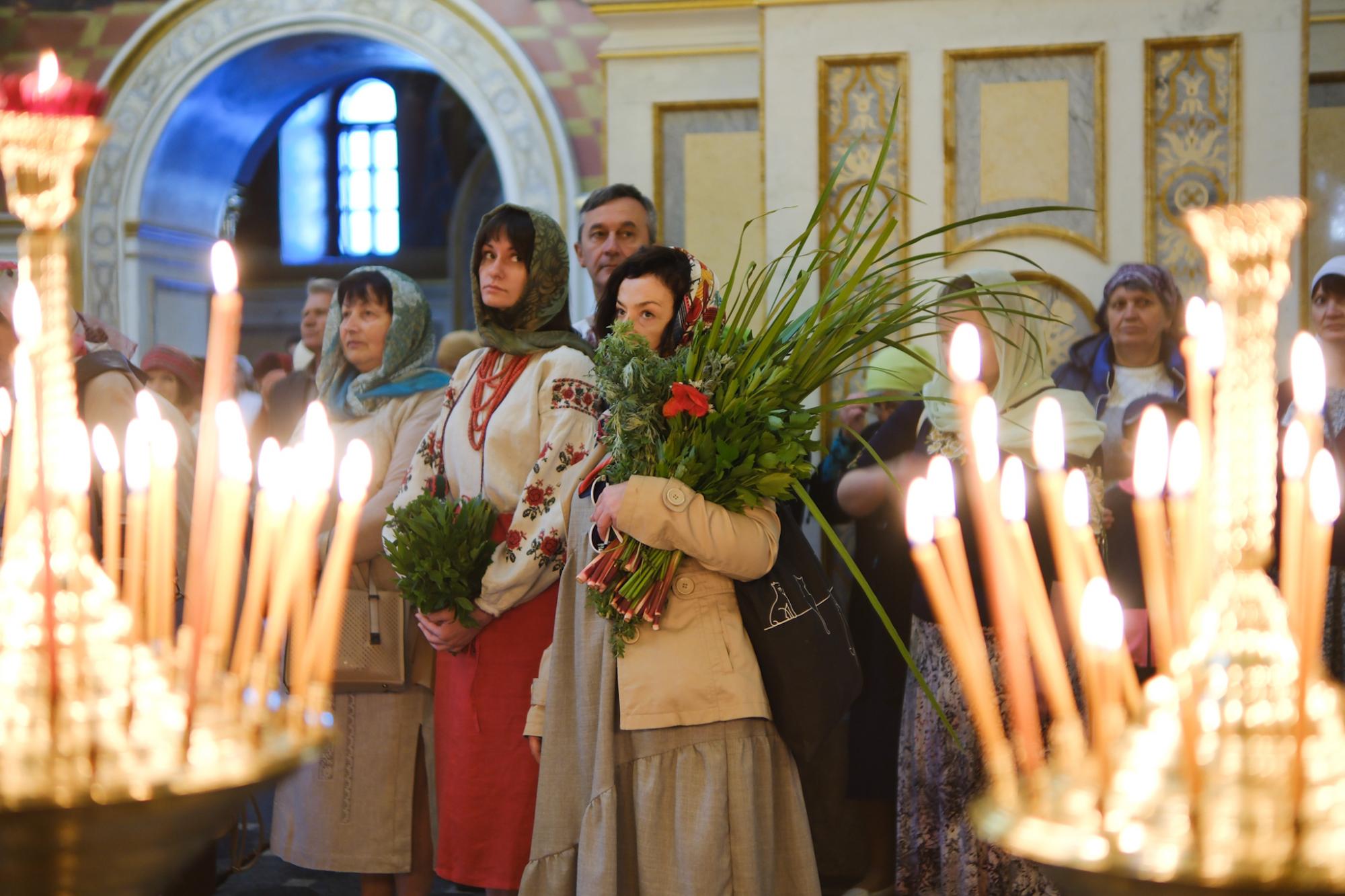 День Святої Трійці в Успенському соборі Лаври на яскравих фото