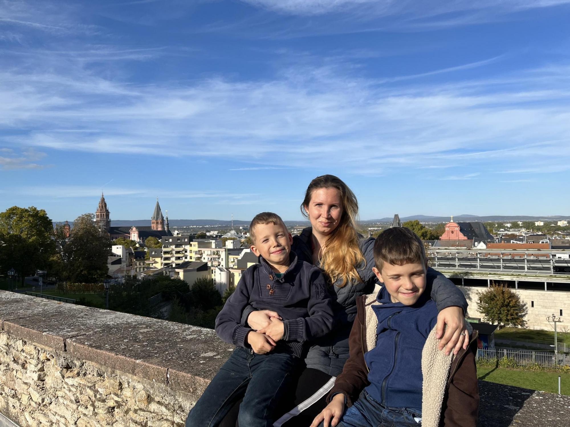 "Дуже сумували за домом". Як діти повертаються в українські школи після життя за кордоном