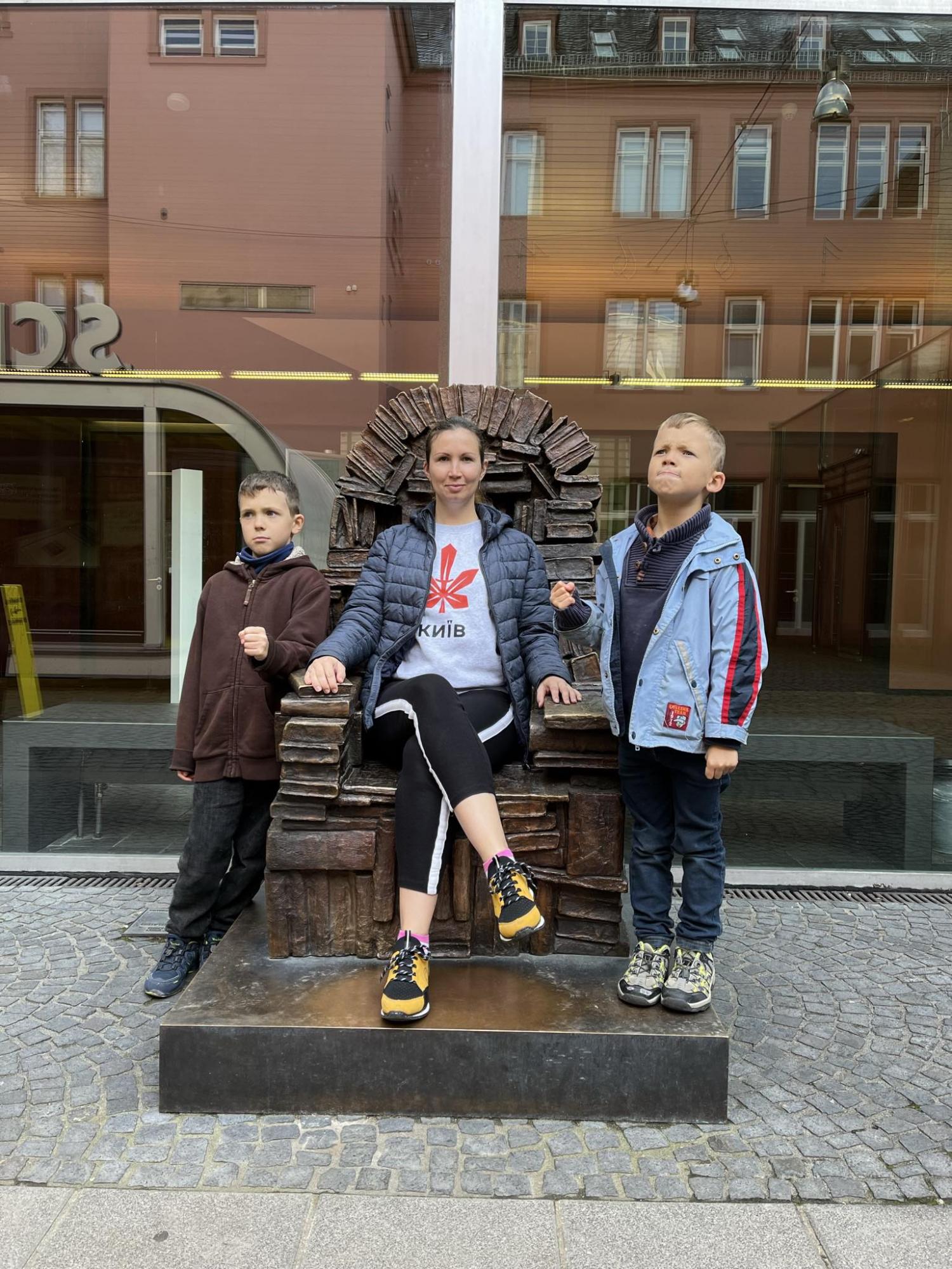 "Дуже сумували за домом". Як діти повертаються в українські школи після життя за кордоном