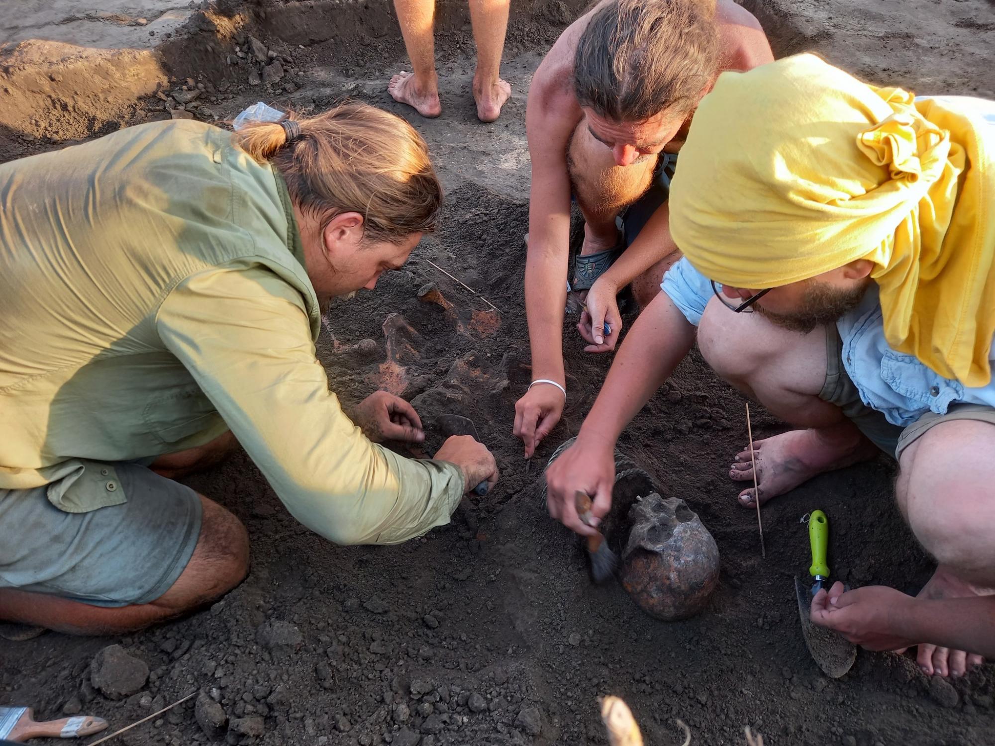 Під Києвом знайшли артефакти ІІІ-ХІ століть і поховання із "короною смерті" (фото)