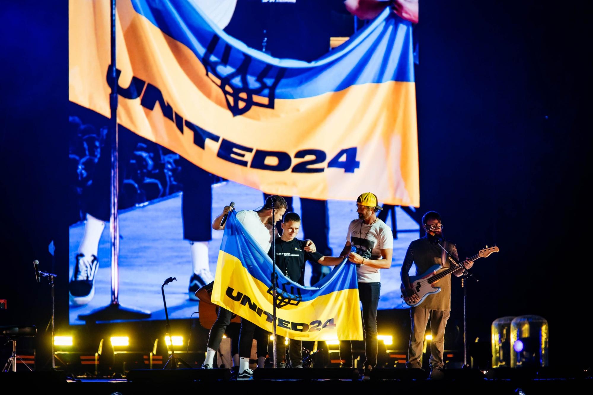 "Залишаємось з Україною". Соліст Imagine Dragons під час концерту поцілував синьо-жовтий стяг (відео)
