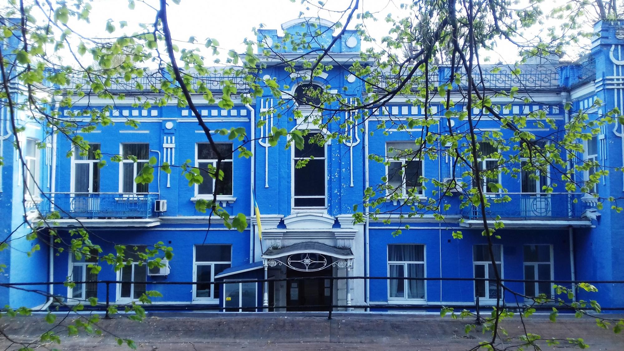 "Секретна" синя садиба у центрі Києва. Вона тут з 1910 року, але ви її навряд чи бачили