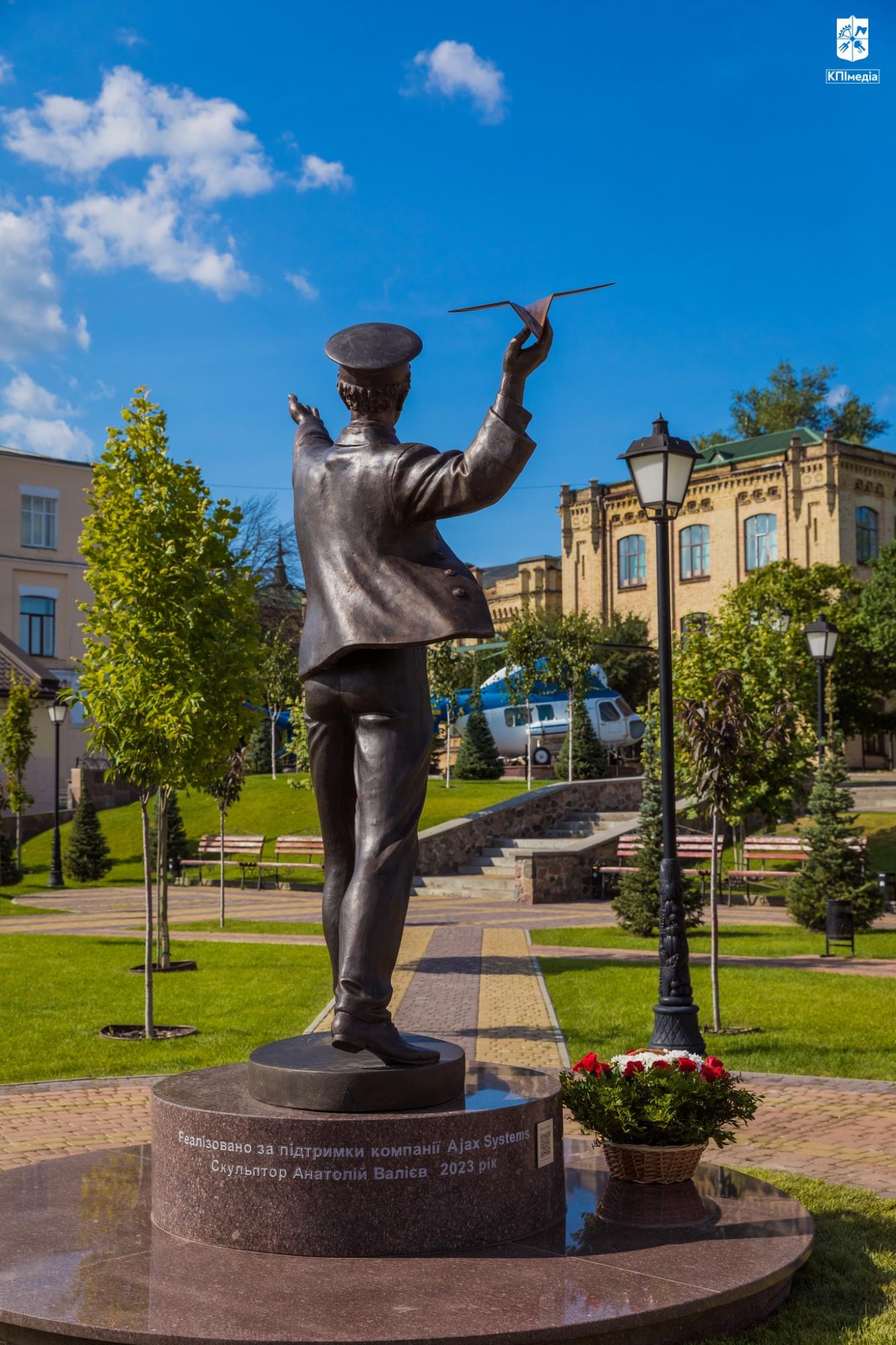 У Києві відкрили новий тематичний сквер. Дивіться, як він виглядає (фото і відео)