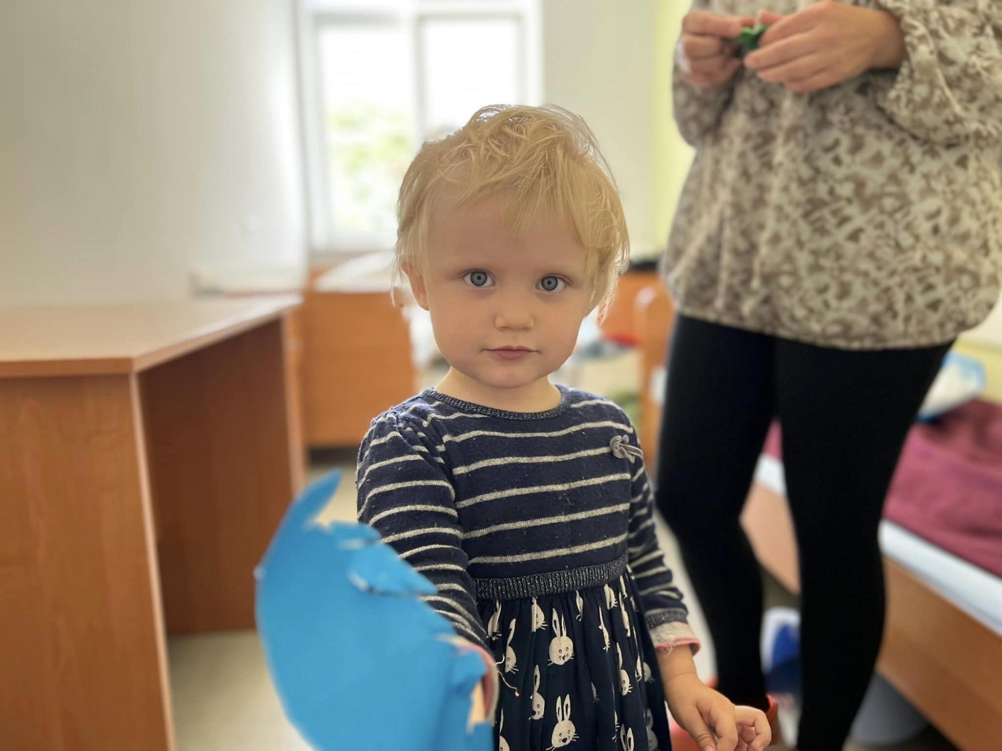 Маленька Маріанна з Маріуполя перестала ходити через постійні обстріли. Але лікарі зробили неможливе!