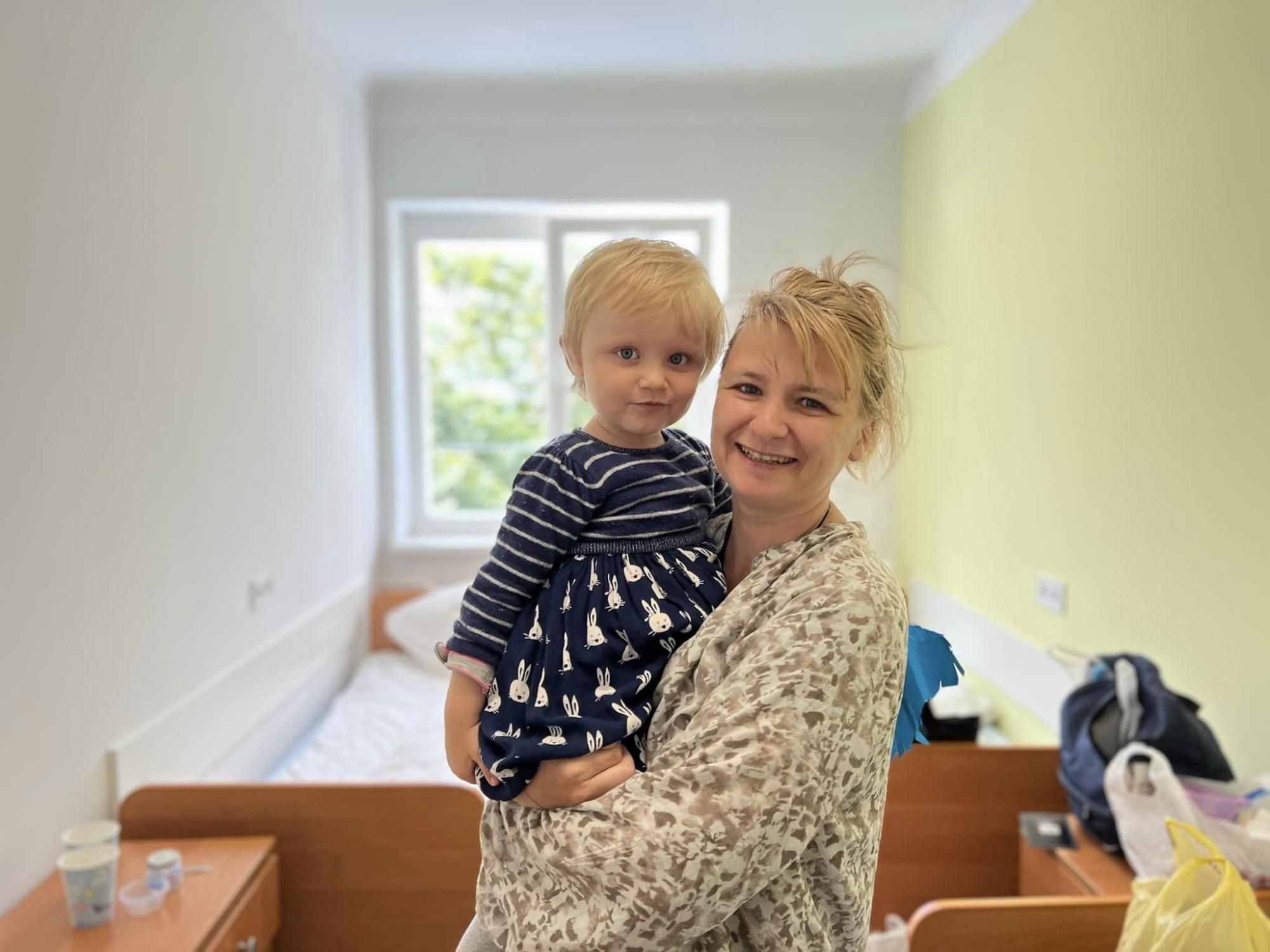 Маленька Маріанна з Маріуполя перестала ходити через постійні обстріли. Але лікарі зробили неможливе!