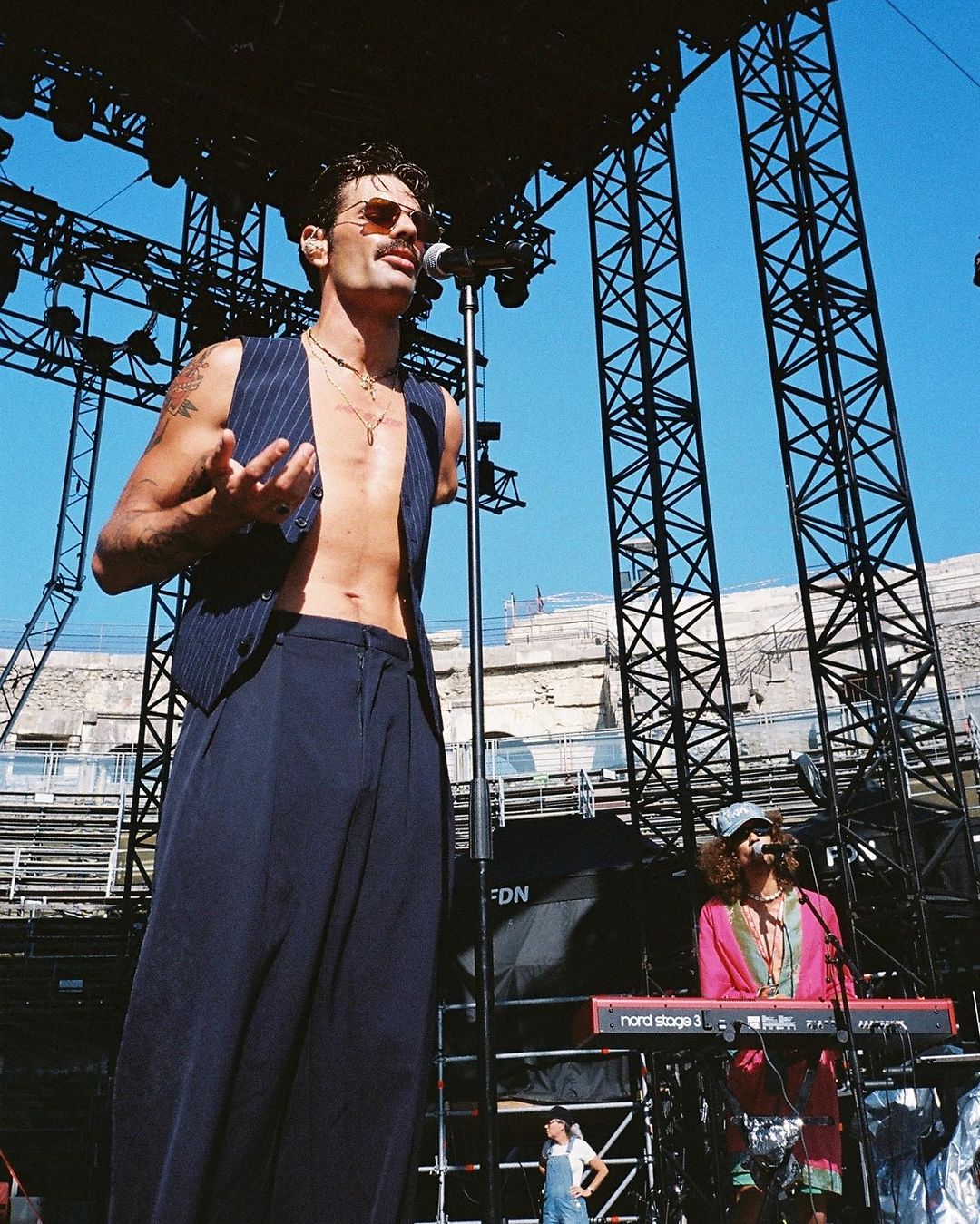 Схожий на Меркʼюрі співак без руки. Хто такий Лакі Лав, пісні якого підкорили ТікТок