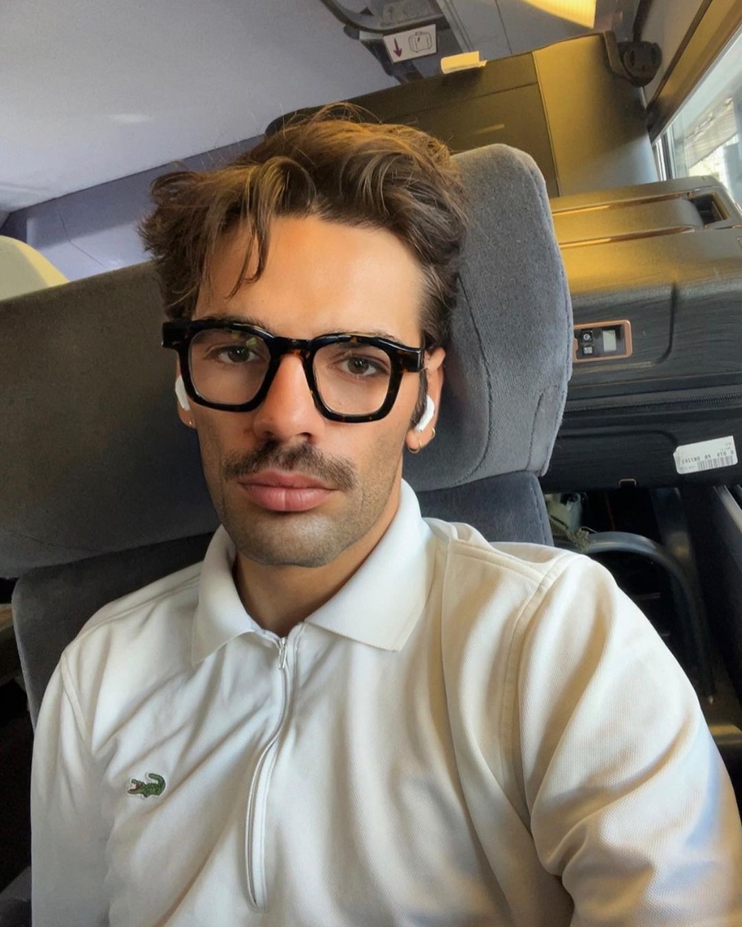 Схожий на Меркʼюрі співак без руки. Хто такий Лакі Лав, пісні якого підкорили ТікТок