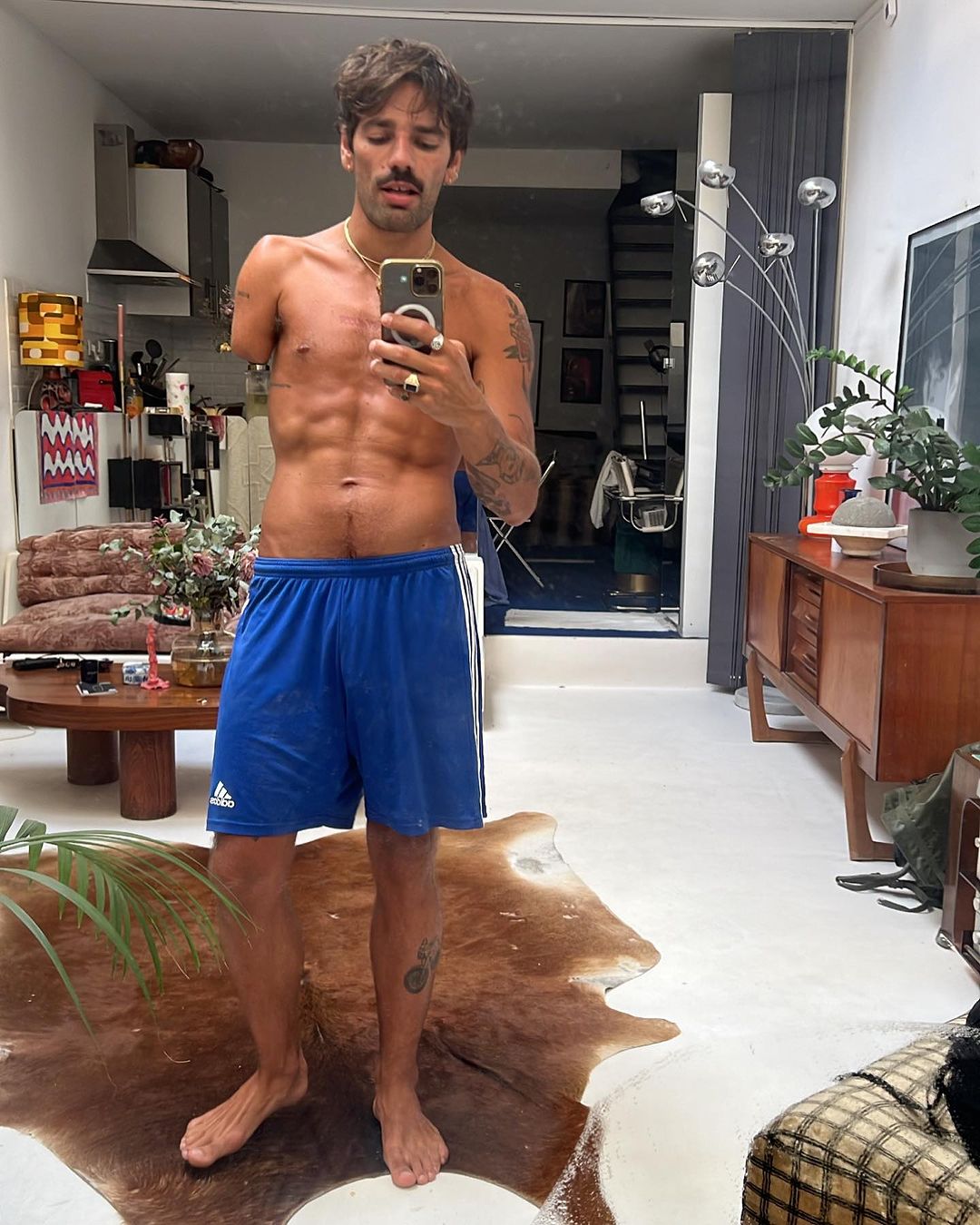 Схожий на Меркʼюрі співак без руки. Хто такий Лакі Лав, пісні якого підкорили ТікТок