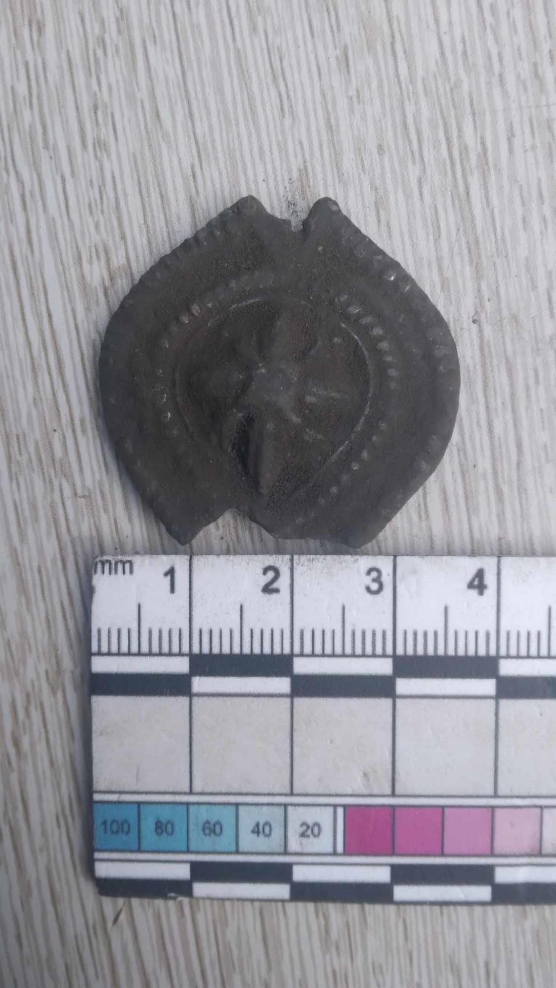 Археологи показали артефакти, які знайшли під Києвом. Деяким із них майже тисяча років (фото)