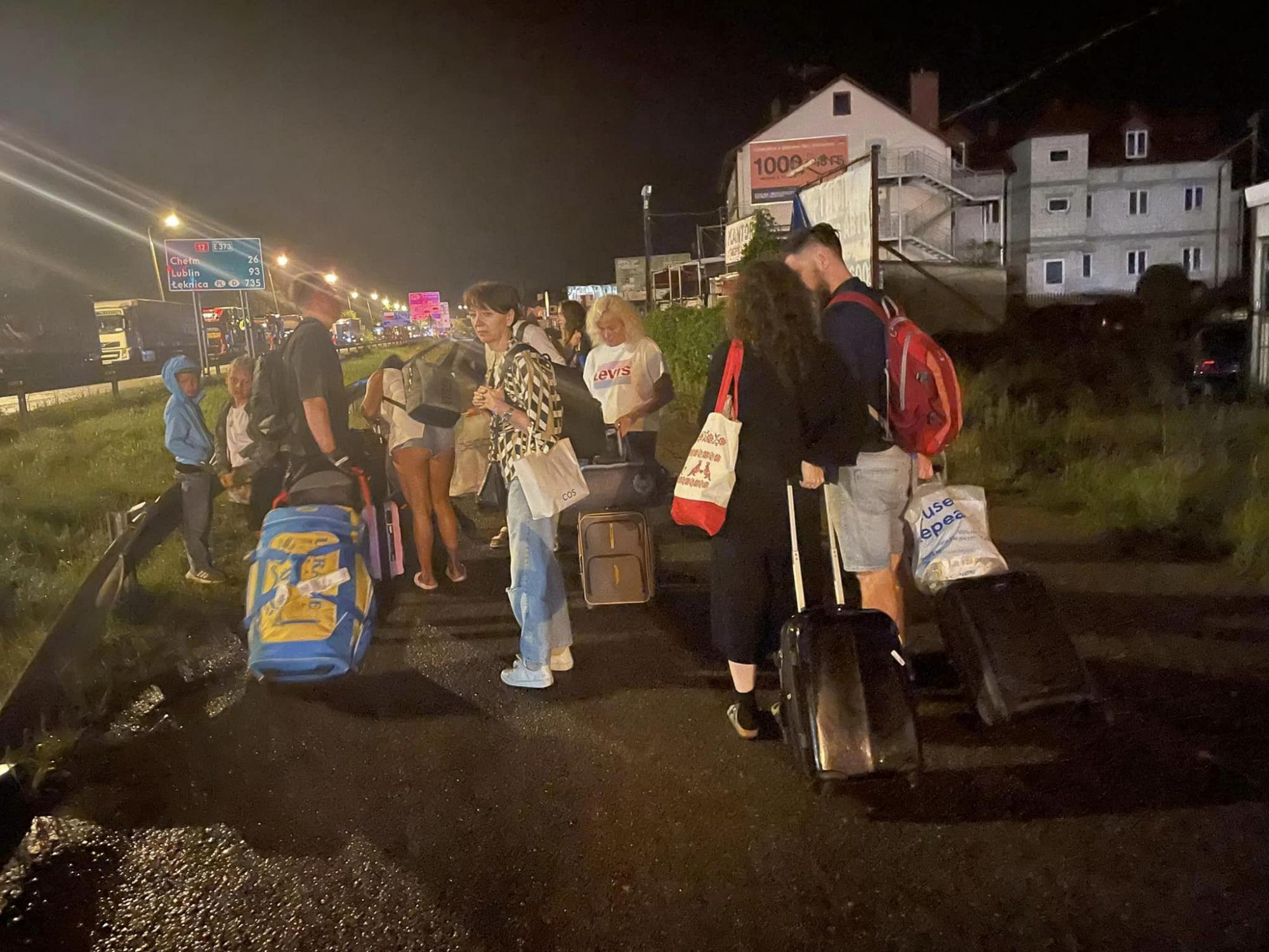 Потяг не дочекався. Група українців застрягла на кордоні з Польщею через Укрзалізницю