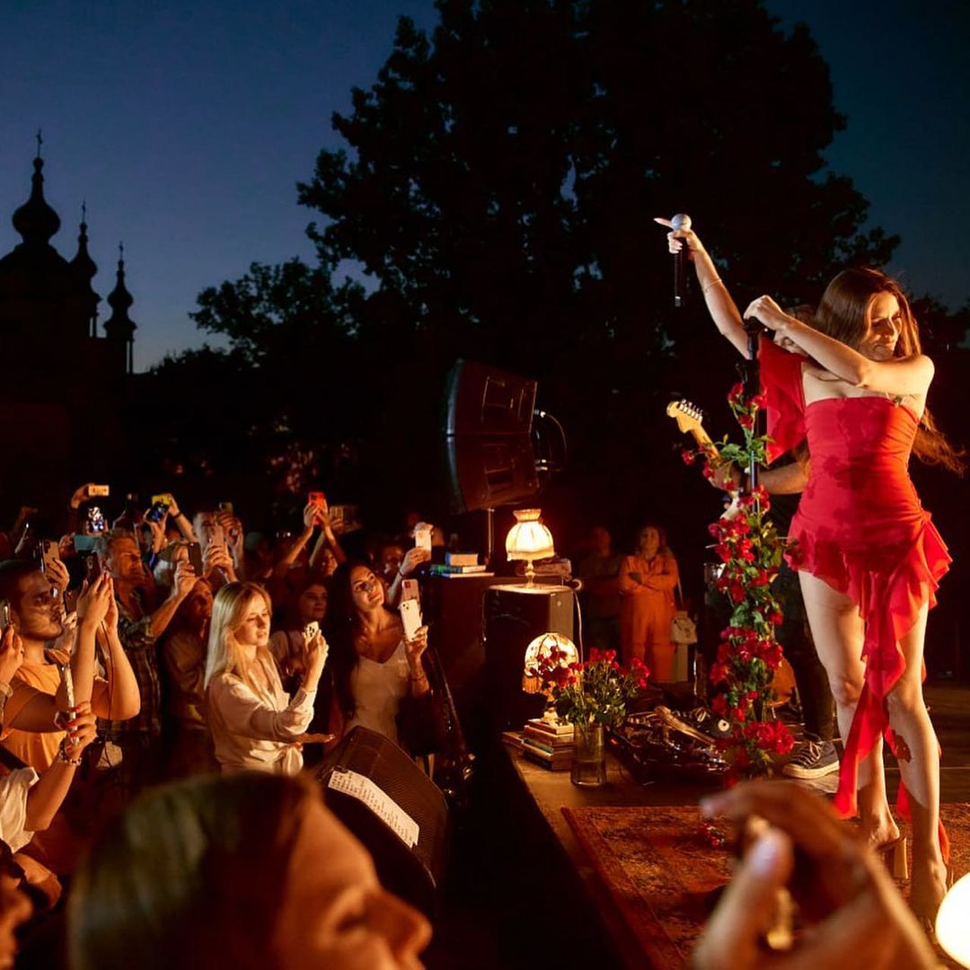 Горячая Христина Соловий в мини-платье собрала 100 тысяч на ВСУ, но нарвалась на хейт