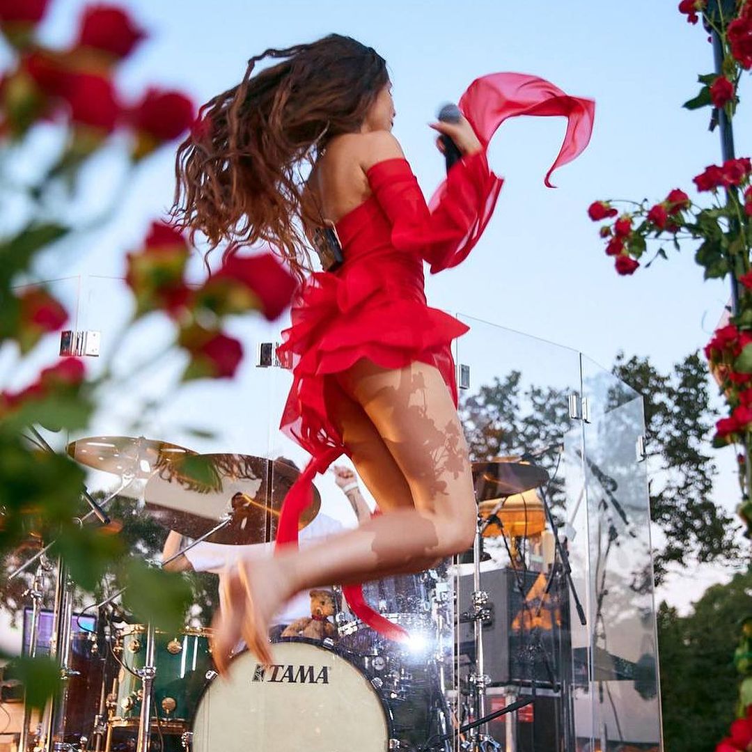 Горячая Христина Соловий в мини-платье собрала 100 тысяч на ВСУ, но нарвалась на хейт