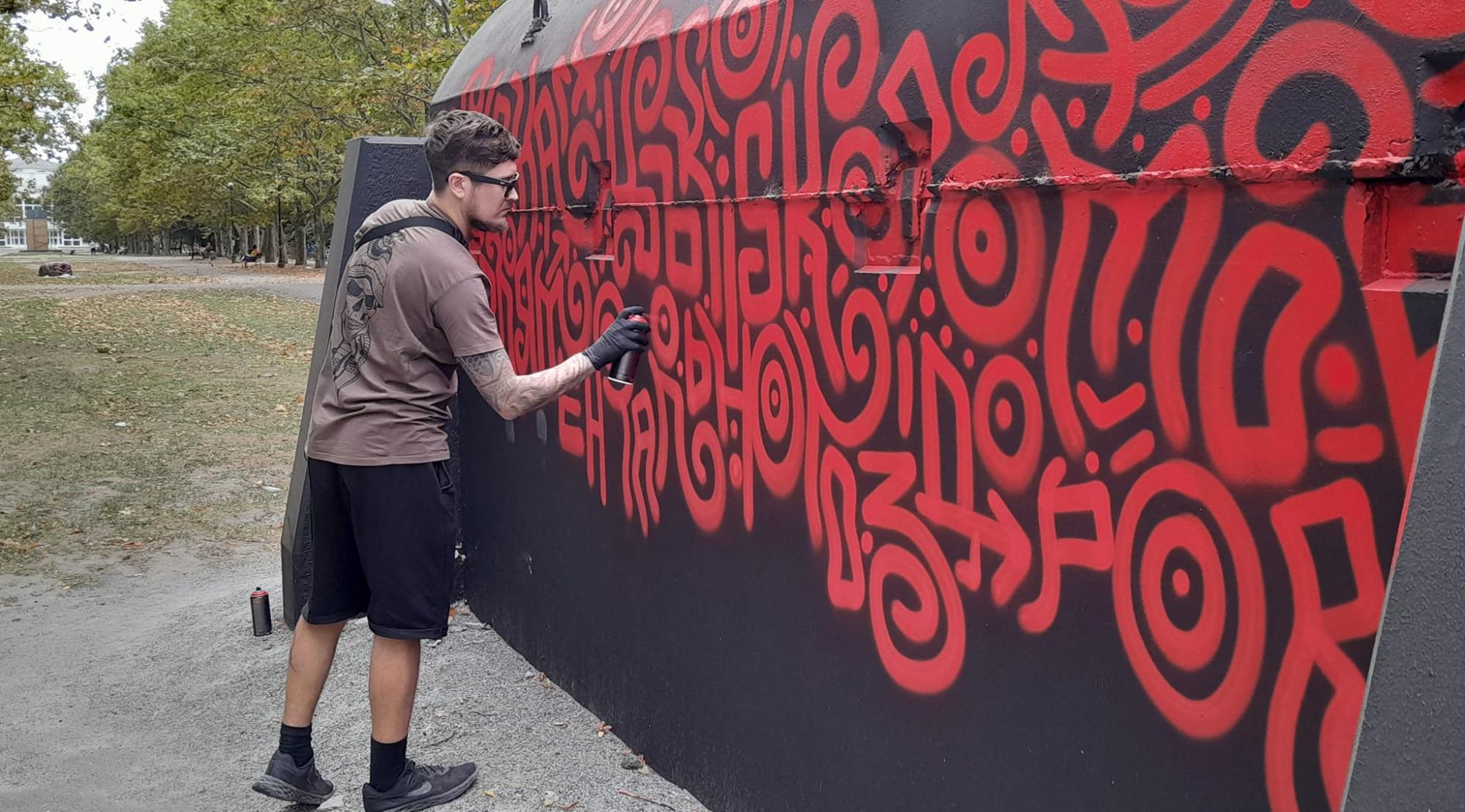 У Херсоні з'явилися унікальні арт-укриття у стилі "кавунового камуфляжу" (фото)