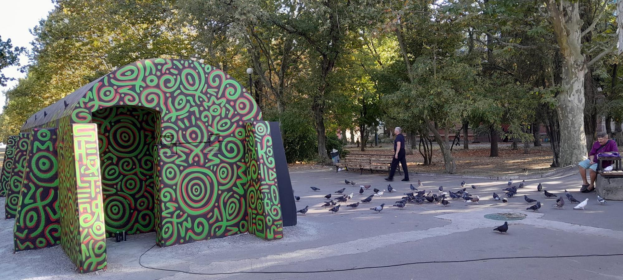 У Херсоні з'явилися унікальні арт-укриття у стилі "кавунового камуфляжу" (фото)