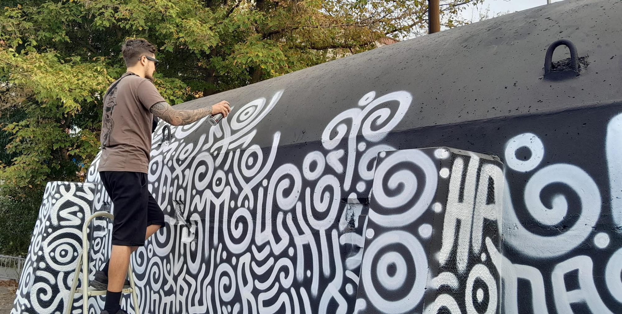 У Херсоні з'явилися унікальні арт-укриття у стилі "кавунового камуфляжу" (фото)