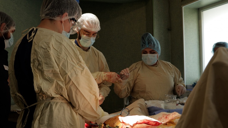 Нескінченна зміна. Один день з медиками лікарні Мечникова, де щодня рятують військових