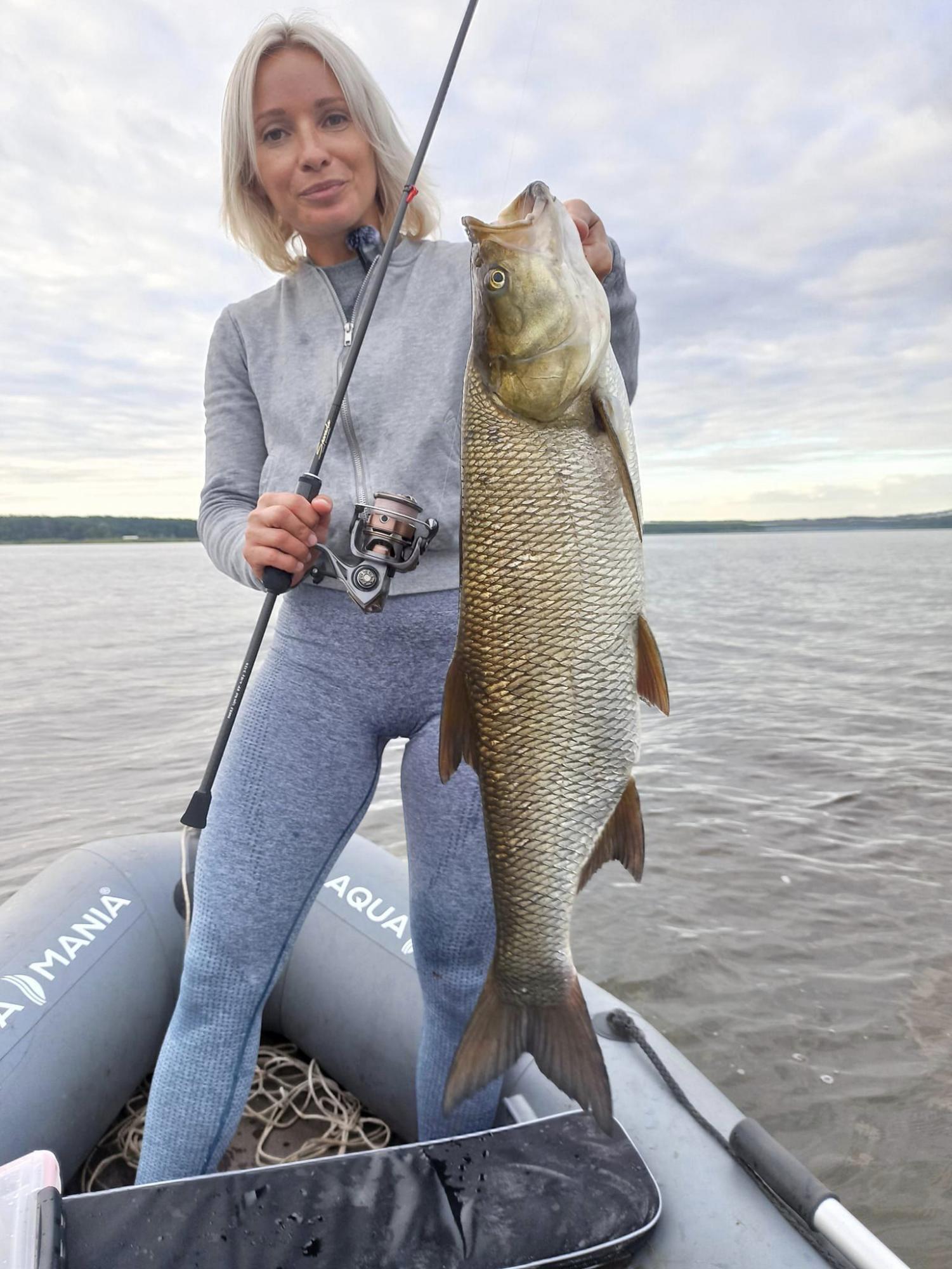 Жінка під Києвом за 10 хвилин упіймала три величезні риби та показала фото "трофеїв"