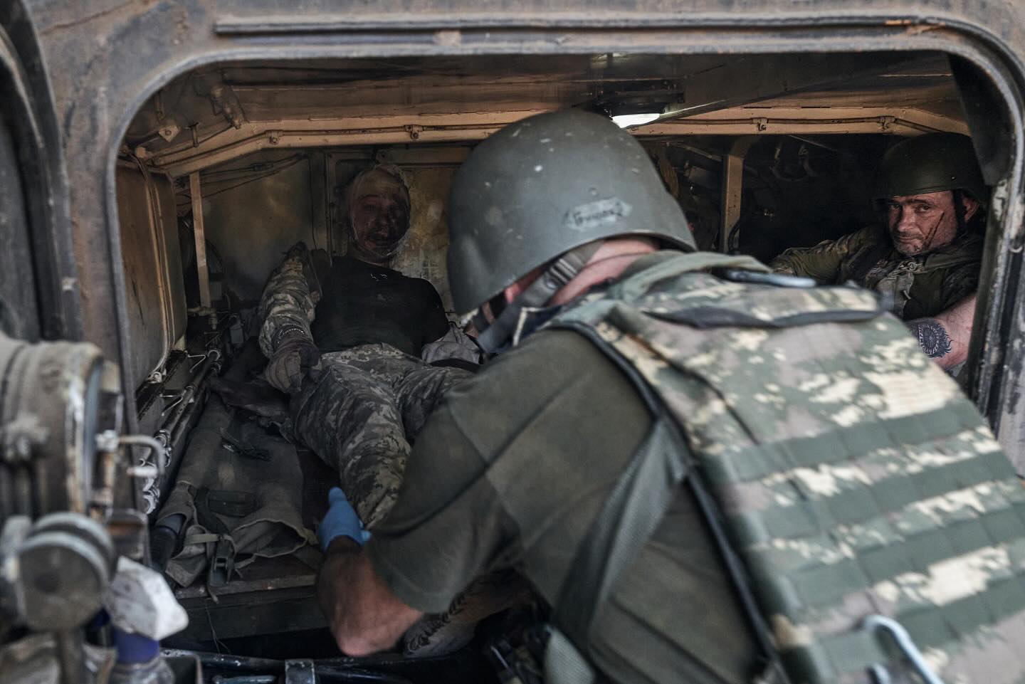"Обличчя тих, хто виходить з пекла". Фотографи вразили знімками наших захисників