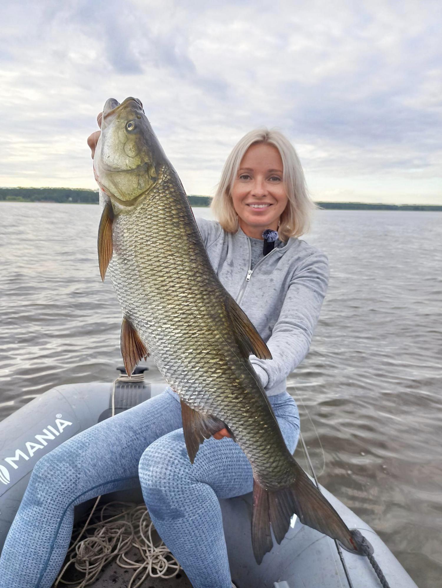 Жінка під Києвом за 10 хвилин упіймала три величезні риби та показала фото "трофеїв"