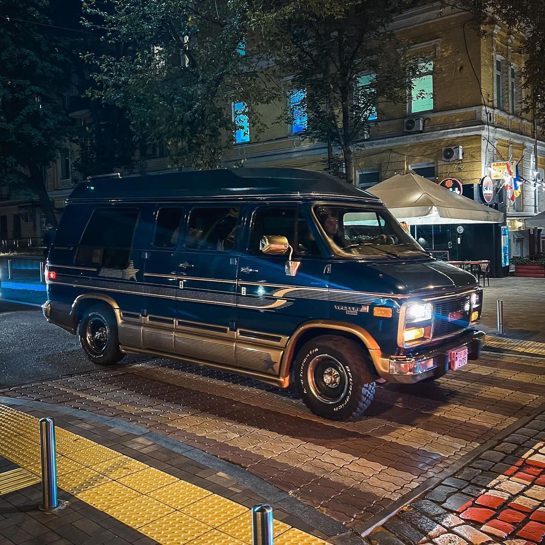 В Україні помітили розкішний мікроавтобус від General Motors, на якому возили голівудських зірок