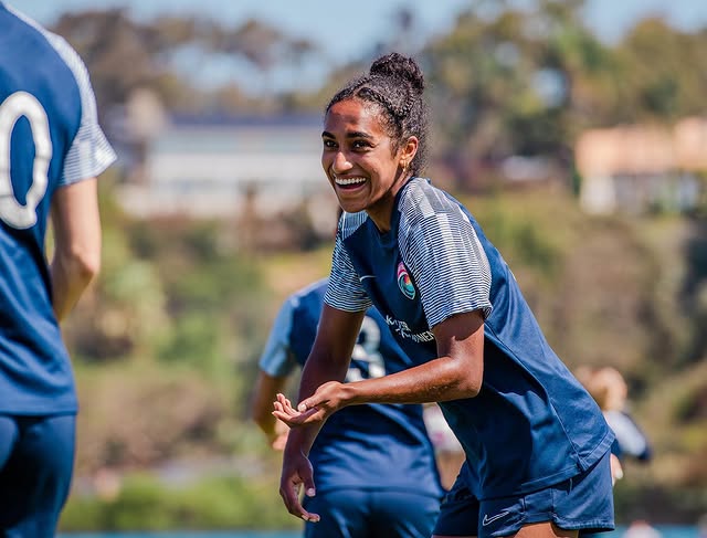 Як виглядає та що публікує у соцмережах Наомі Гірма, яка стала найдорожчою футболісткою в історії