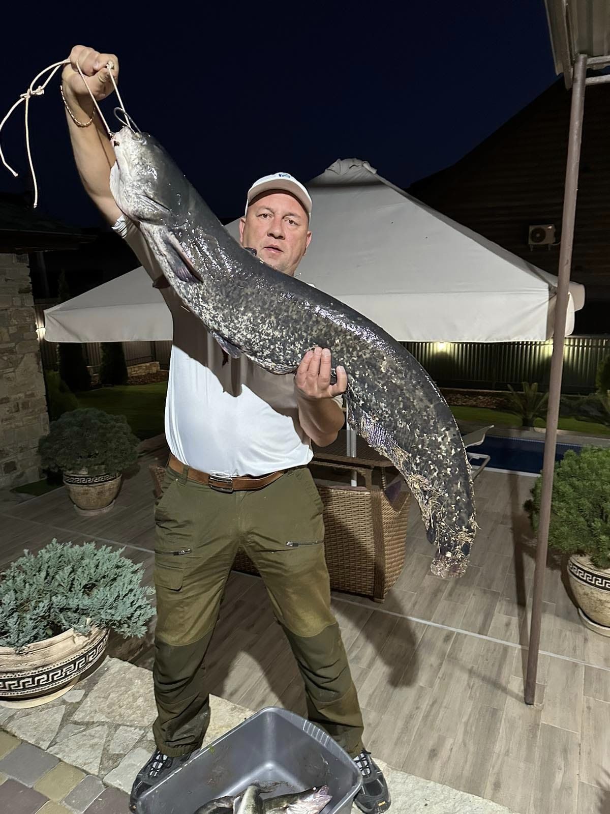 Український рибалка спіймав гігантську рибу та показав "трофейне" фото