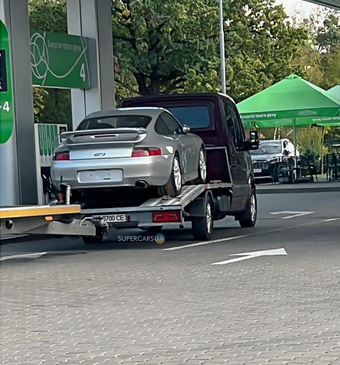 "Это капсула времени!" В Украину завезли коллекционные суперкары Ferrari и Porsche (фото)