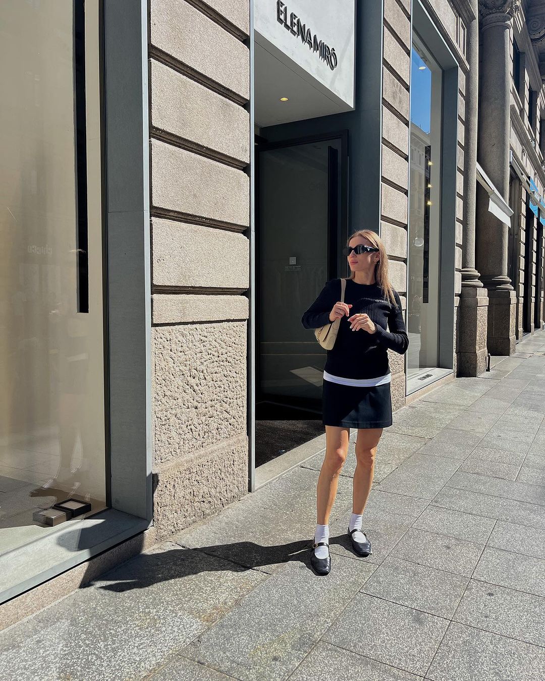 Стиліст показала, з чим носити білі брендові шкарпетки, щоб це було стильно (фото)