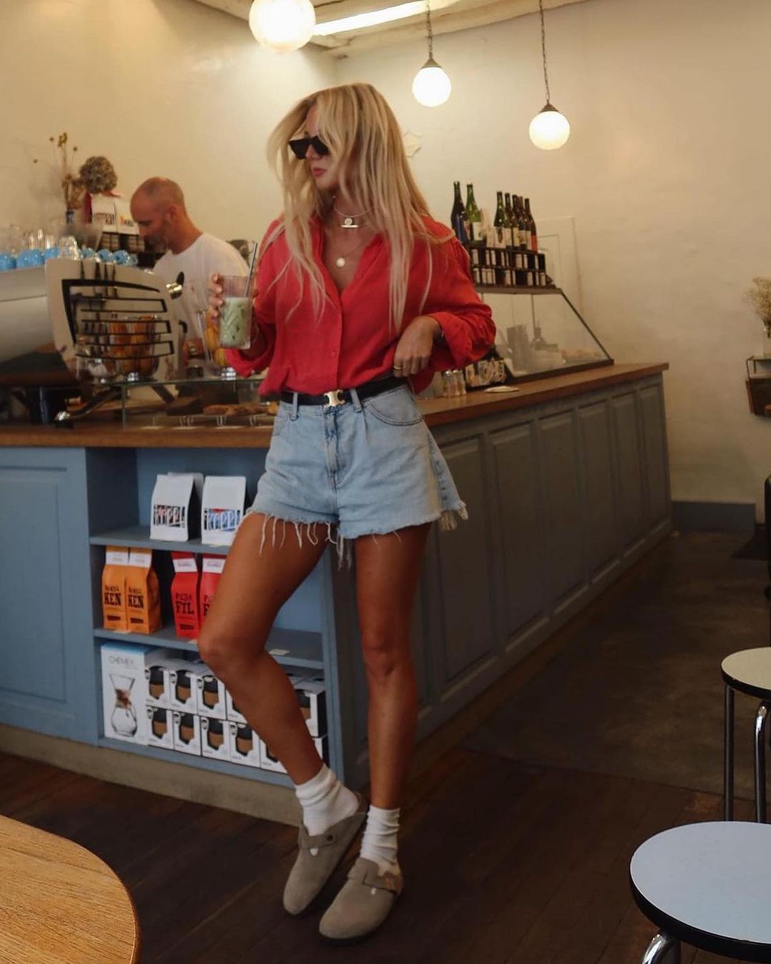 Стиліст показала, з чим носити білі брендові шкарпетки, щоб це було стильно (фото)