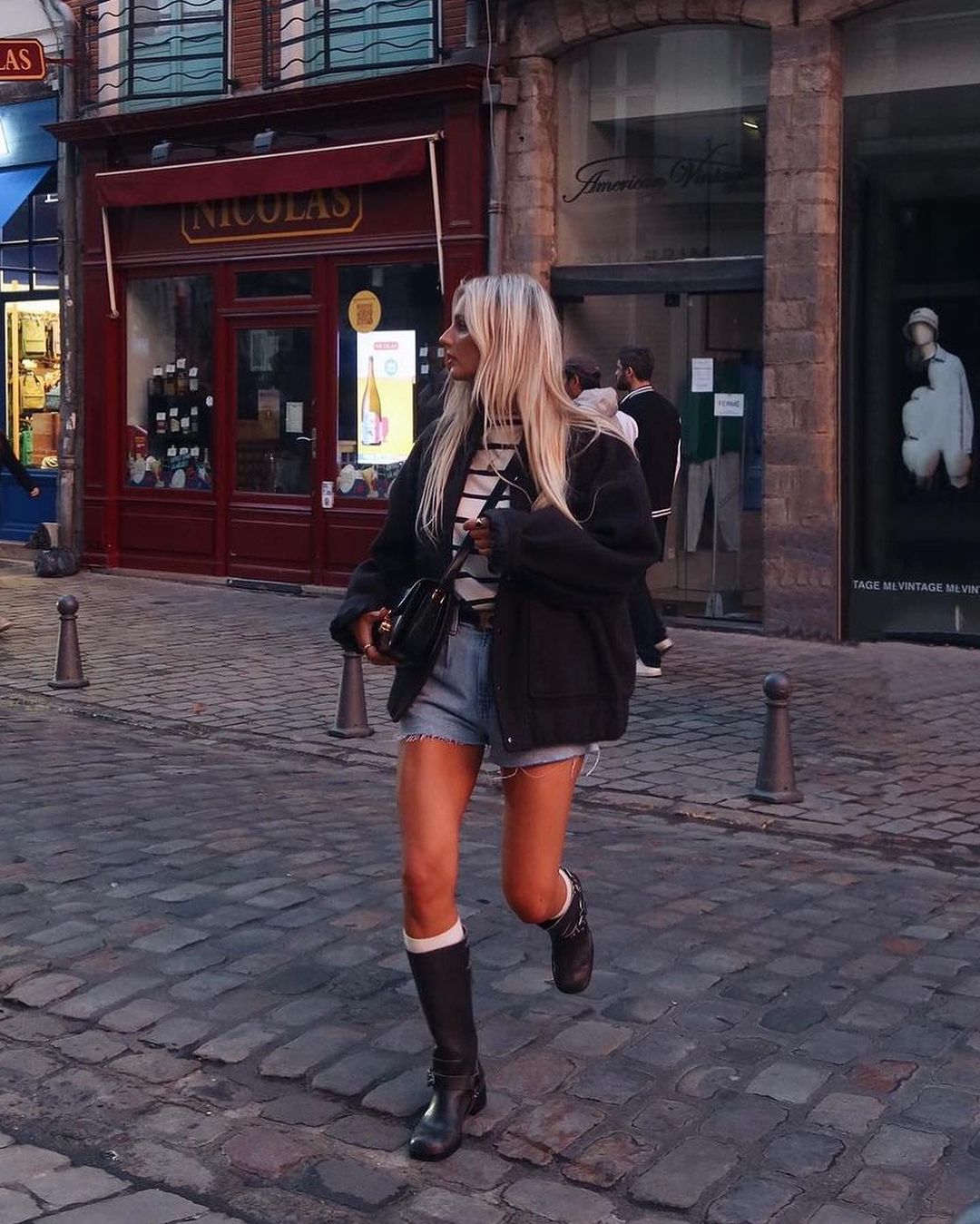 Стиліст показала, з чим носити білі брендові шкарпетки, щоб це було стильно (фото)