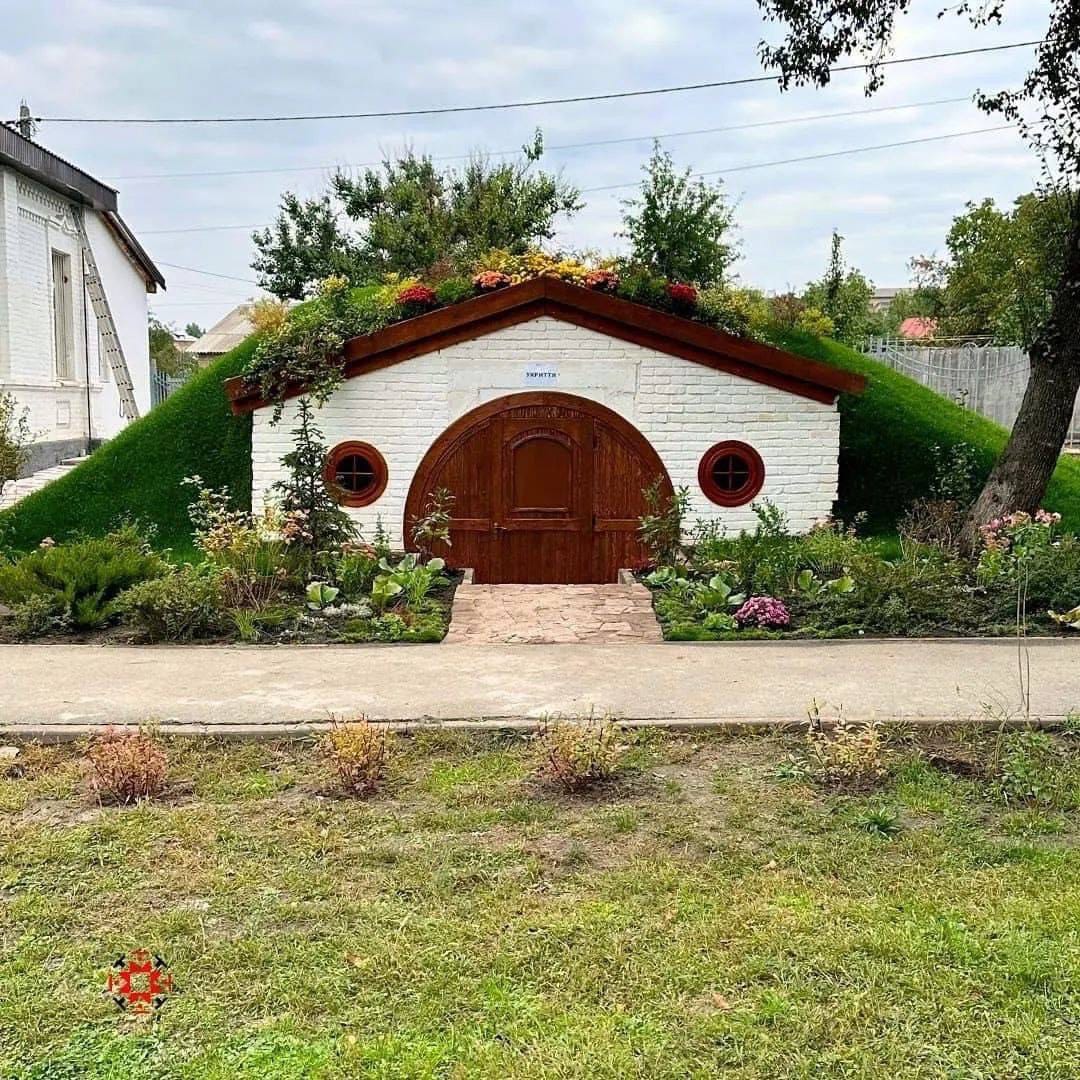 Як у казці. Дивіться, яке укриття у вигляді будинку Гобітів побудували для школярів у Гостомелі