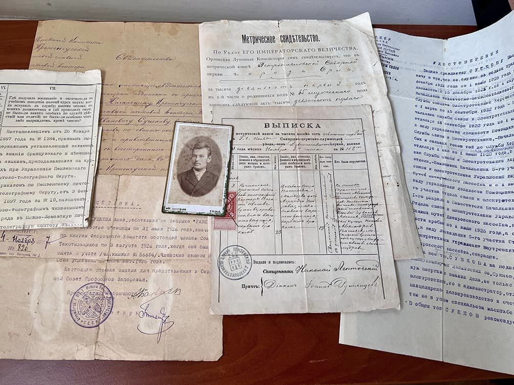 З України намагались вивезти цінні документи ХІХ-ХХ століть і порцелянові скульптурки (фото)