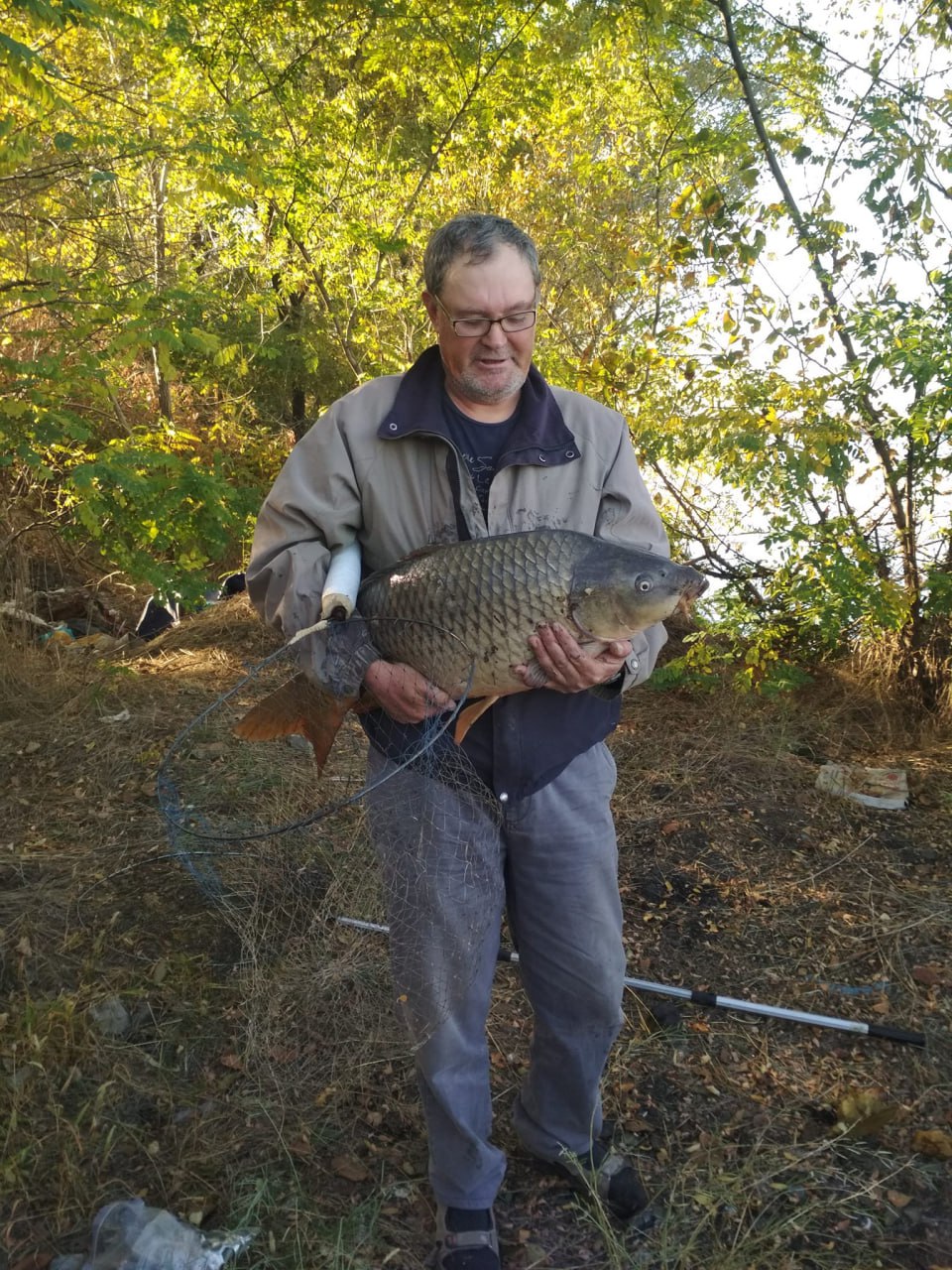 У Дніпрі чоловік спіймав величезного сазана та поділився секретом успіху (фото)