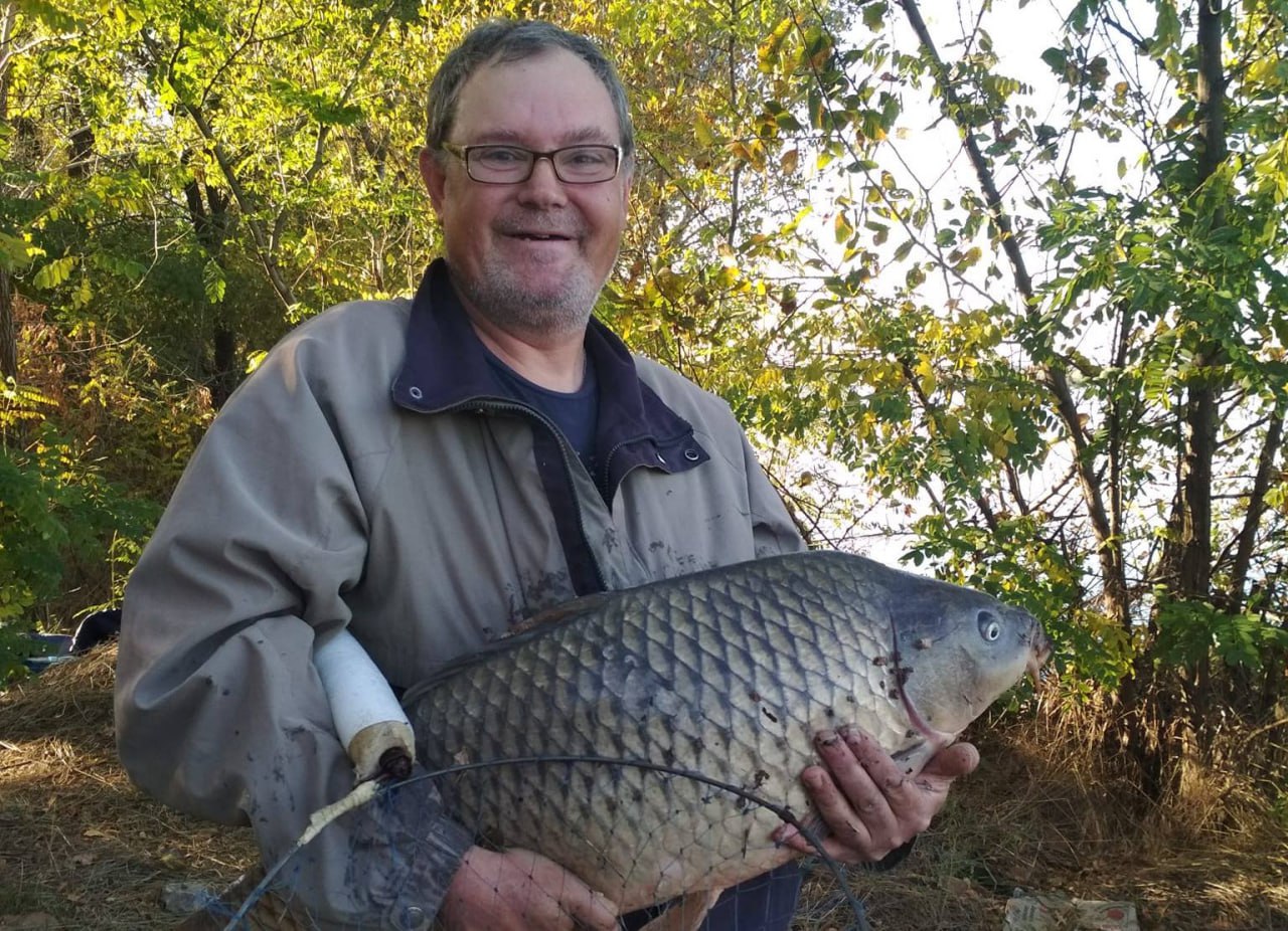 У Дніпрі чоловік спіймав величезного сазана та поділився секретом успіху (фото)