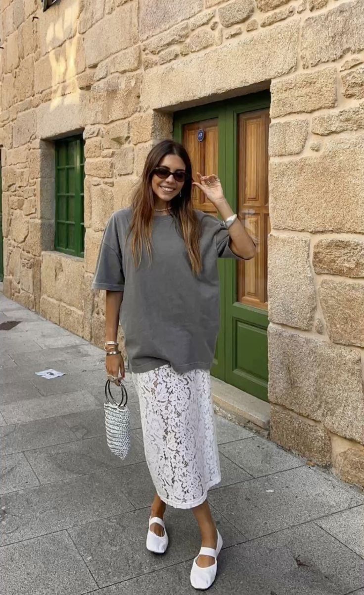 Модный мастхев лета 2025: базовая футболка и юбка в стиле бохо