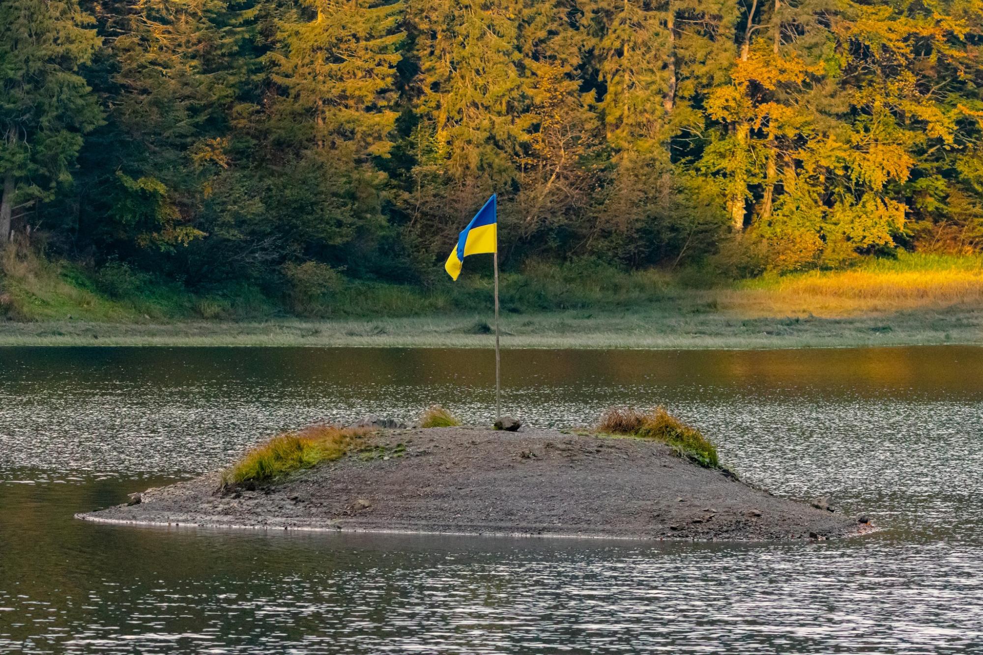 Різнобарвне листя вкрило дерева: як виглядають Карпати та озеро Синевир восени (фото)