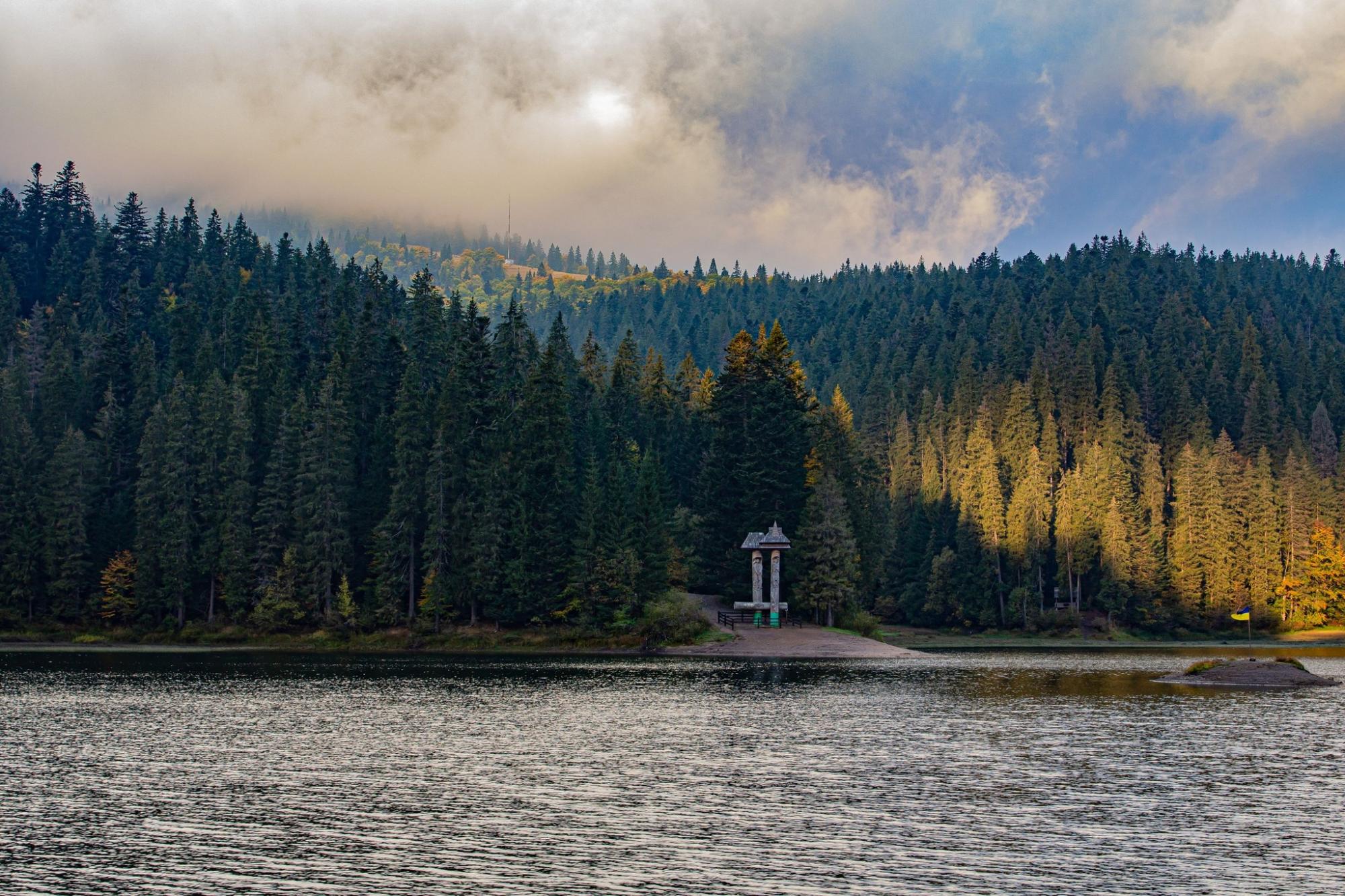 Різнобарвне листя вкрило дерева: як виглядають Карпати та озеро Синевир восени (фото)