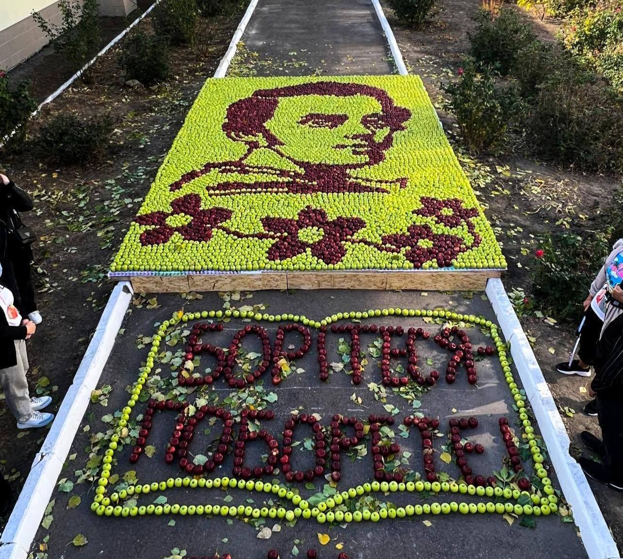 В Україні створили портрет Шевченка з яблук та встановили рекорд. Дивіться, як він виглядає