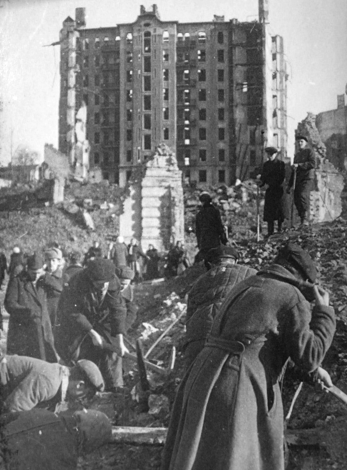 "Разруха большевистской власти". Смотрите, как выглядел Крещатик в 1944 году (фото)