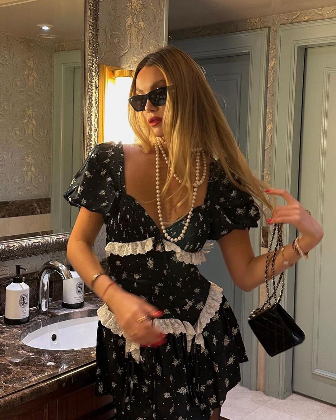 Поєднується з будь-яким образом: стиліст показала намисто, яке знову повернулось в моду