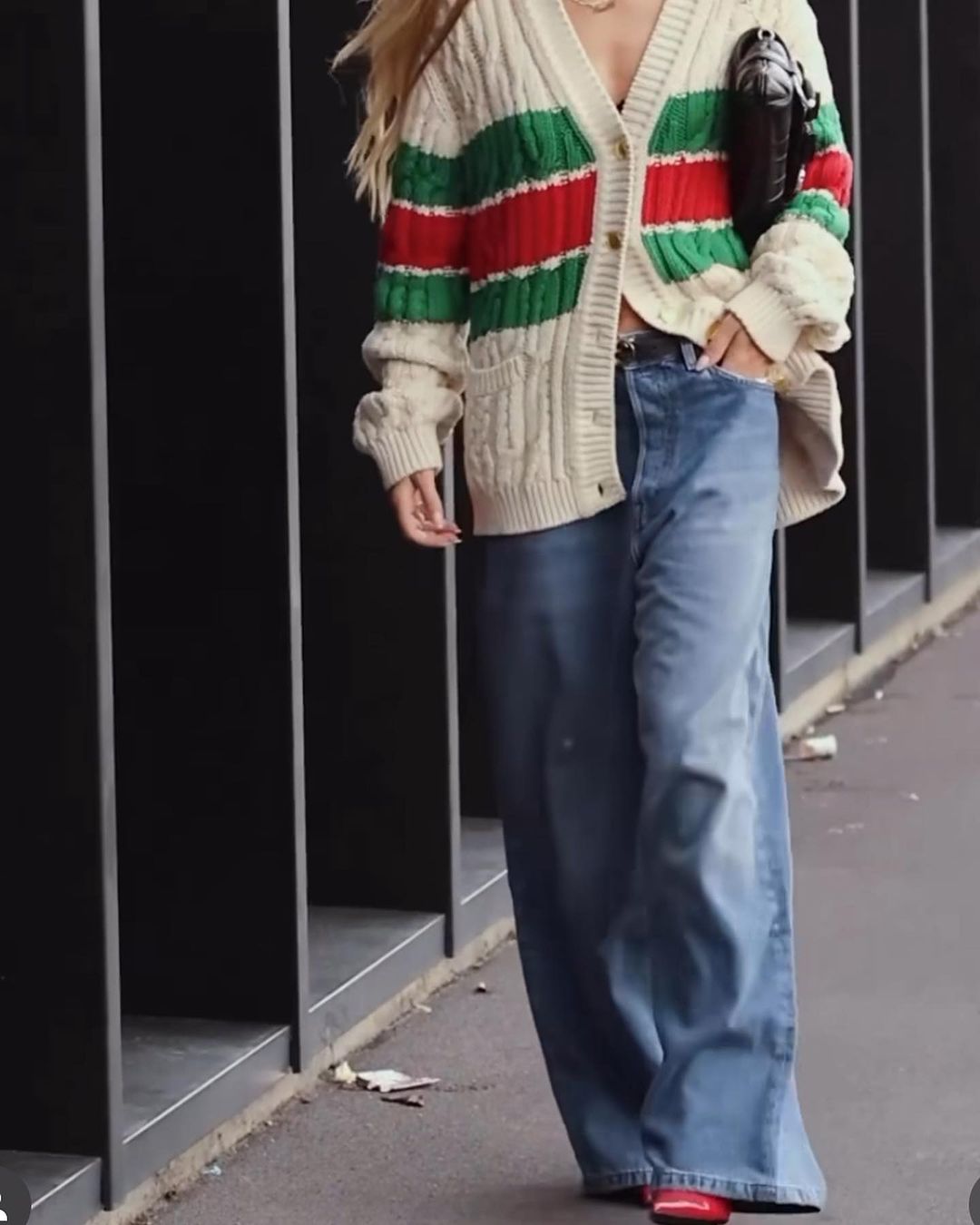 Стиліст показала, з чим носити трендове червоне взуття: модні варіанти