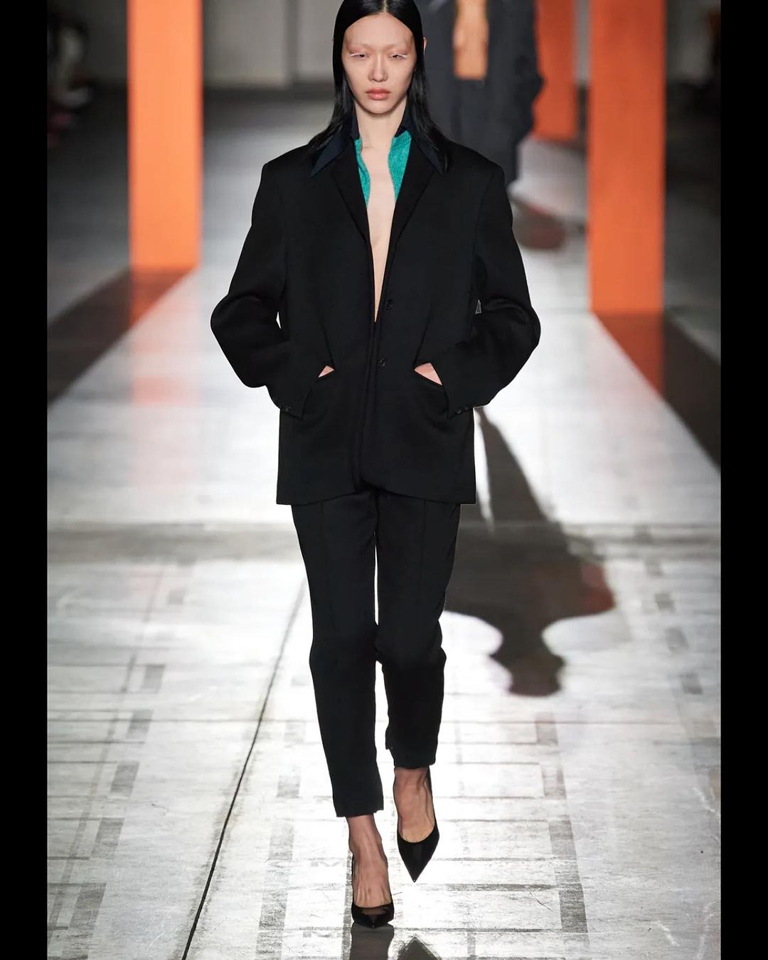 Без них нікуди: стиліст показала стильні варіанти штанів (фото)