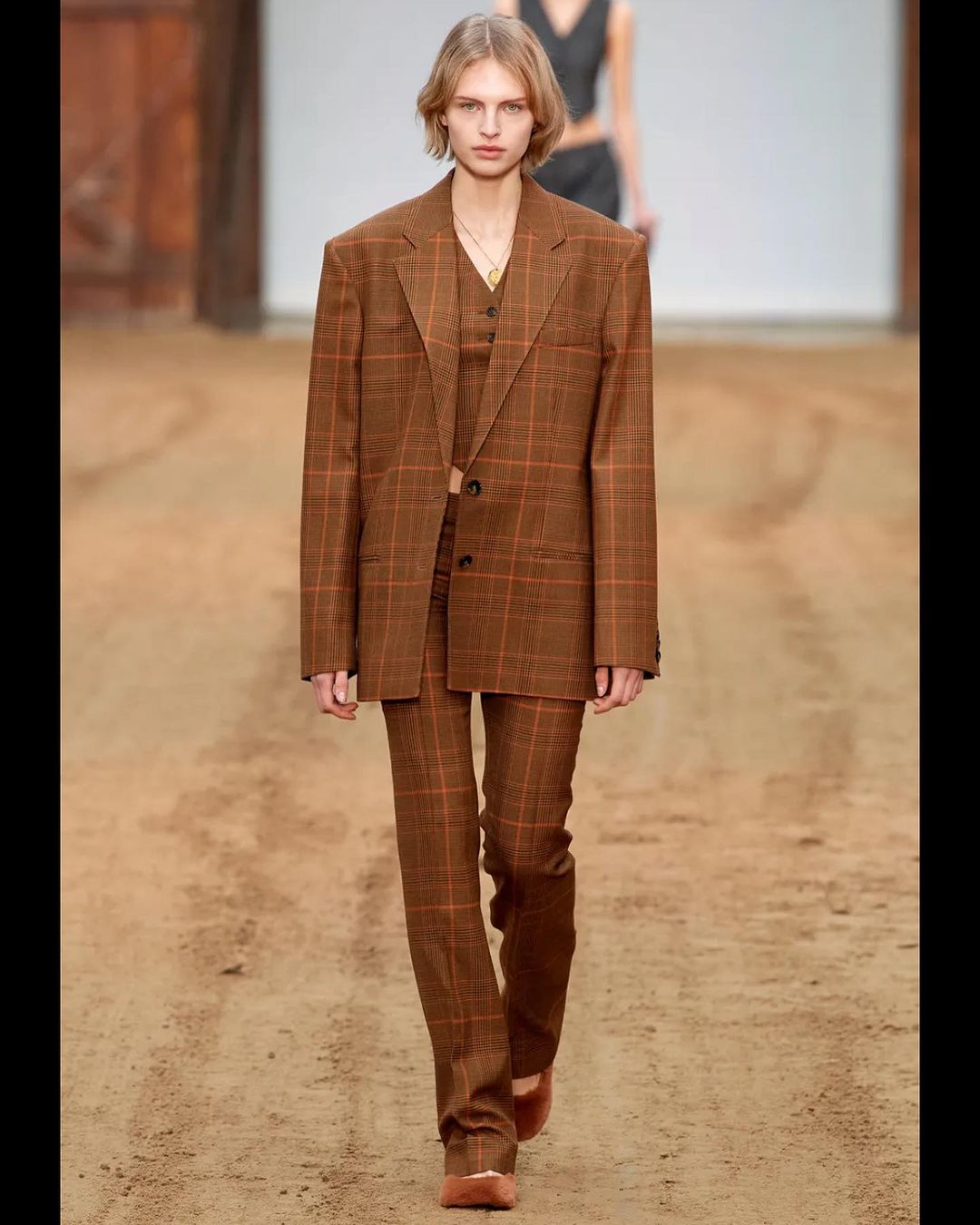 Без них нікуди: стиліст показала стильні варіанти штанів (фото)