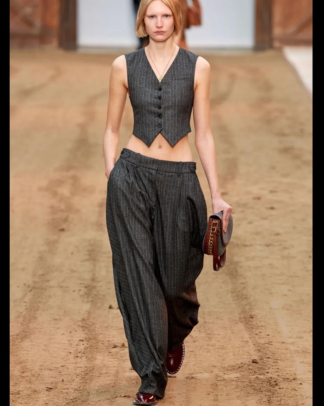 Без них нікуди: стиліст показала стильні варіанти штанів (фото)