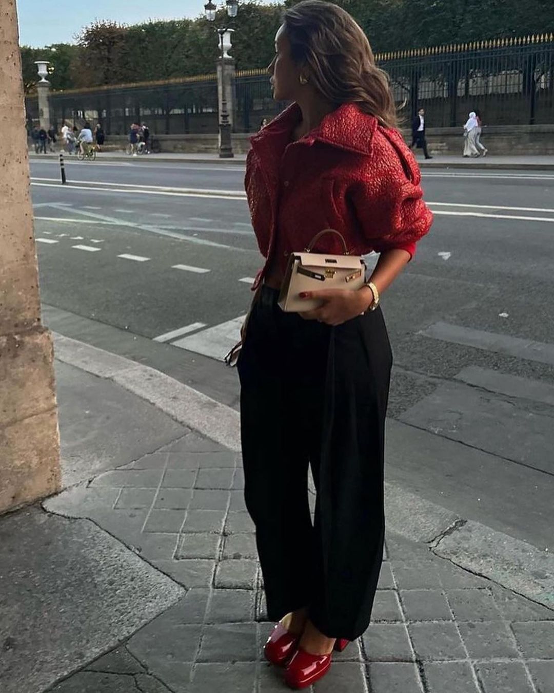 Стиліст показала, з чим носити трендове червоне взуття: модні варіанти