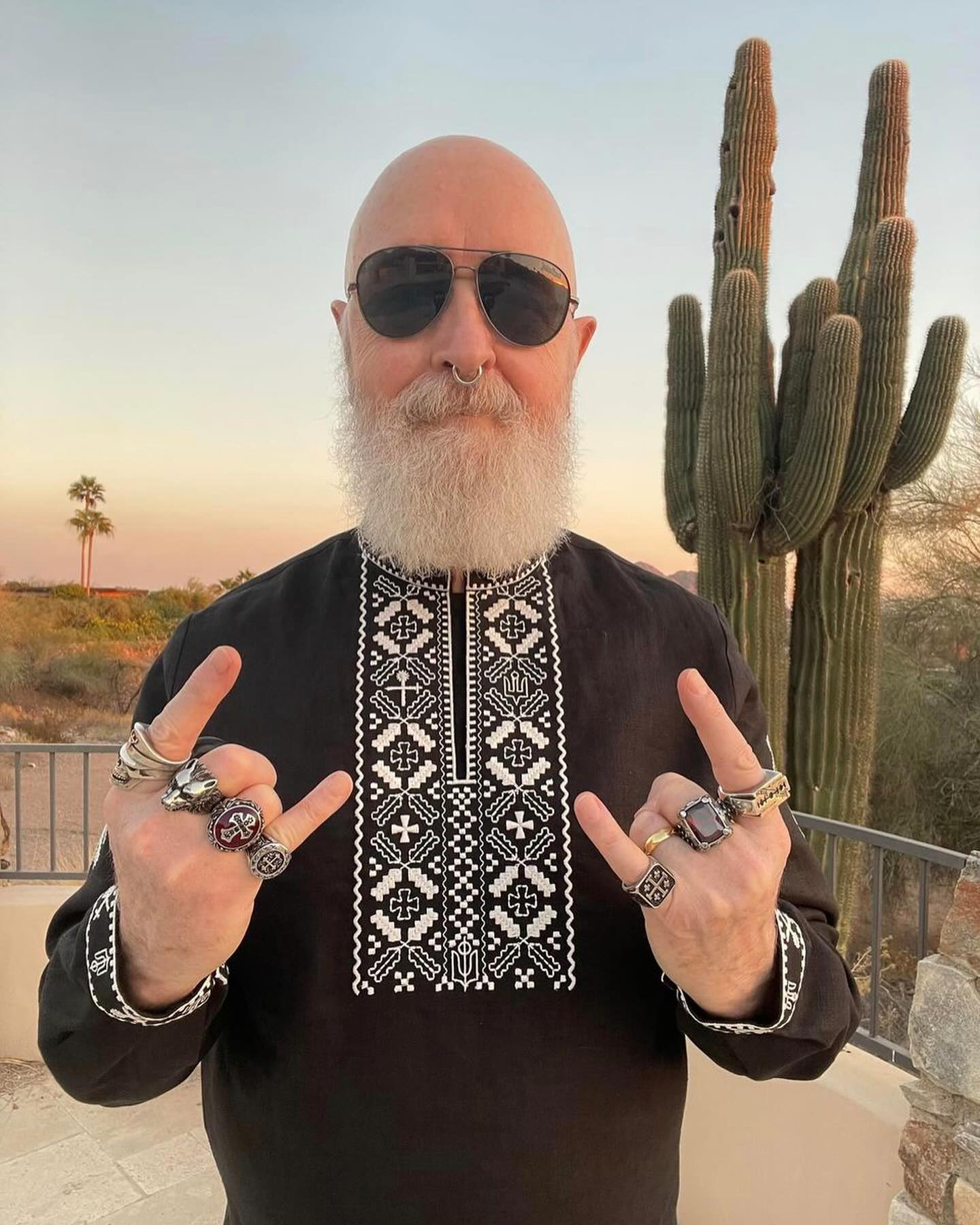 "Бог металу" на стилі. Один з найкращих музикантів світу одягнув українську вишиванку (фото)